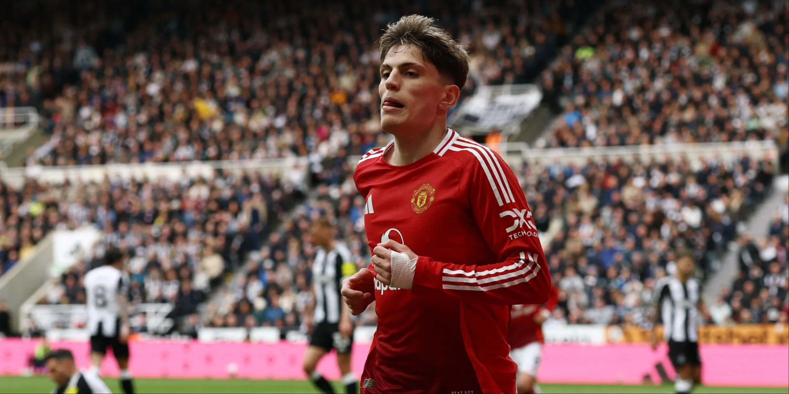 Alejandro Garnacho của Man Utd trong một pha đi bóng kỹ thuật