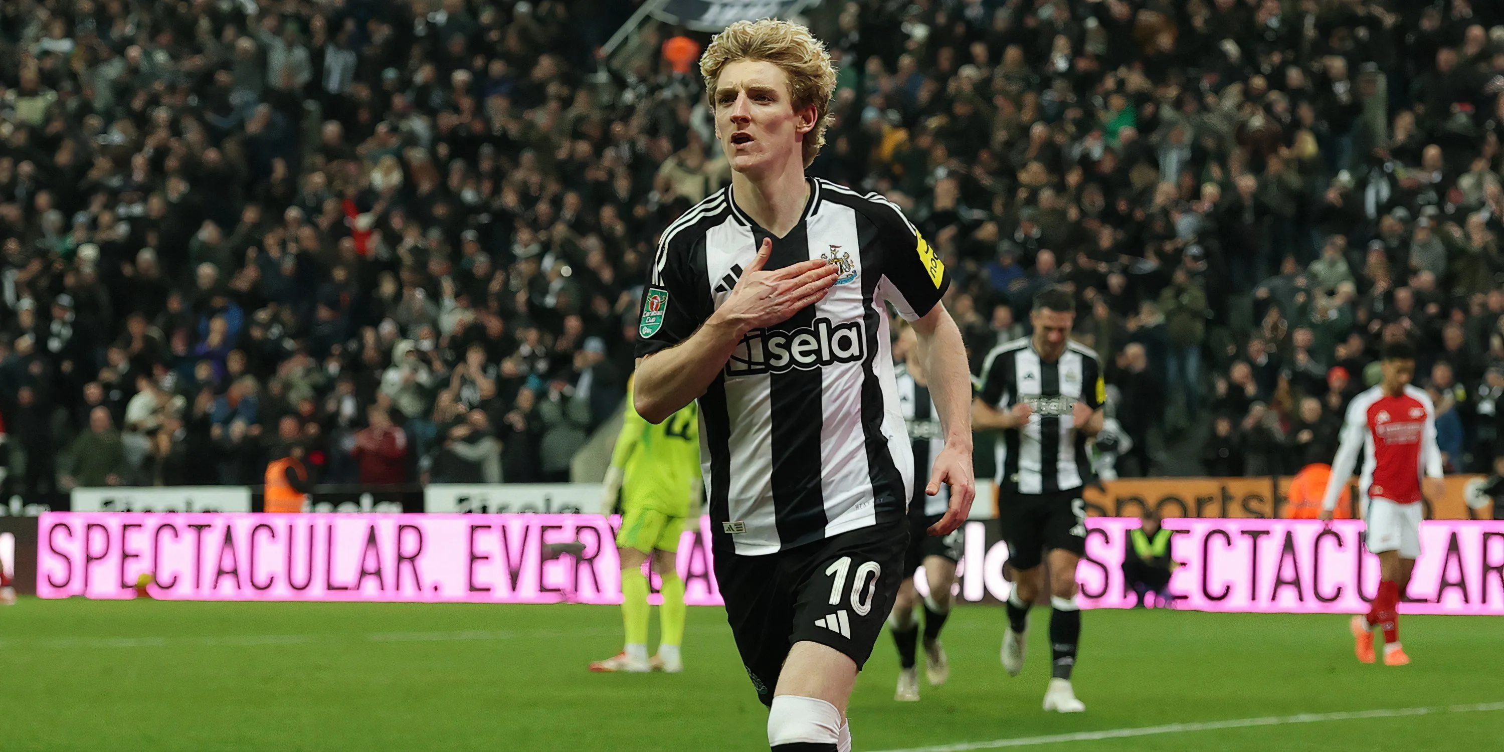 Anthony Gordon và HLV Eddie Howe của Newcastle, tiềm năng tỏa sáng của Chích Chòe.