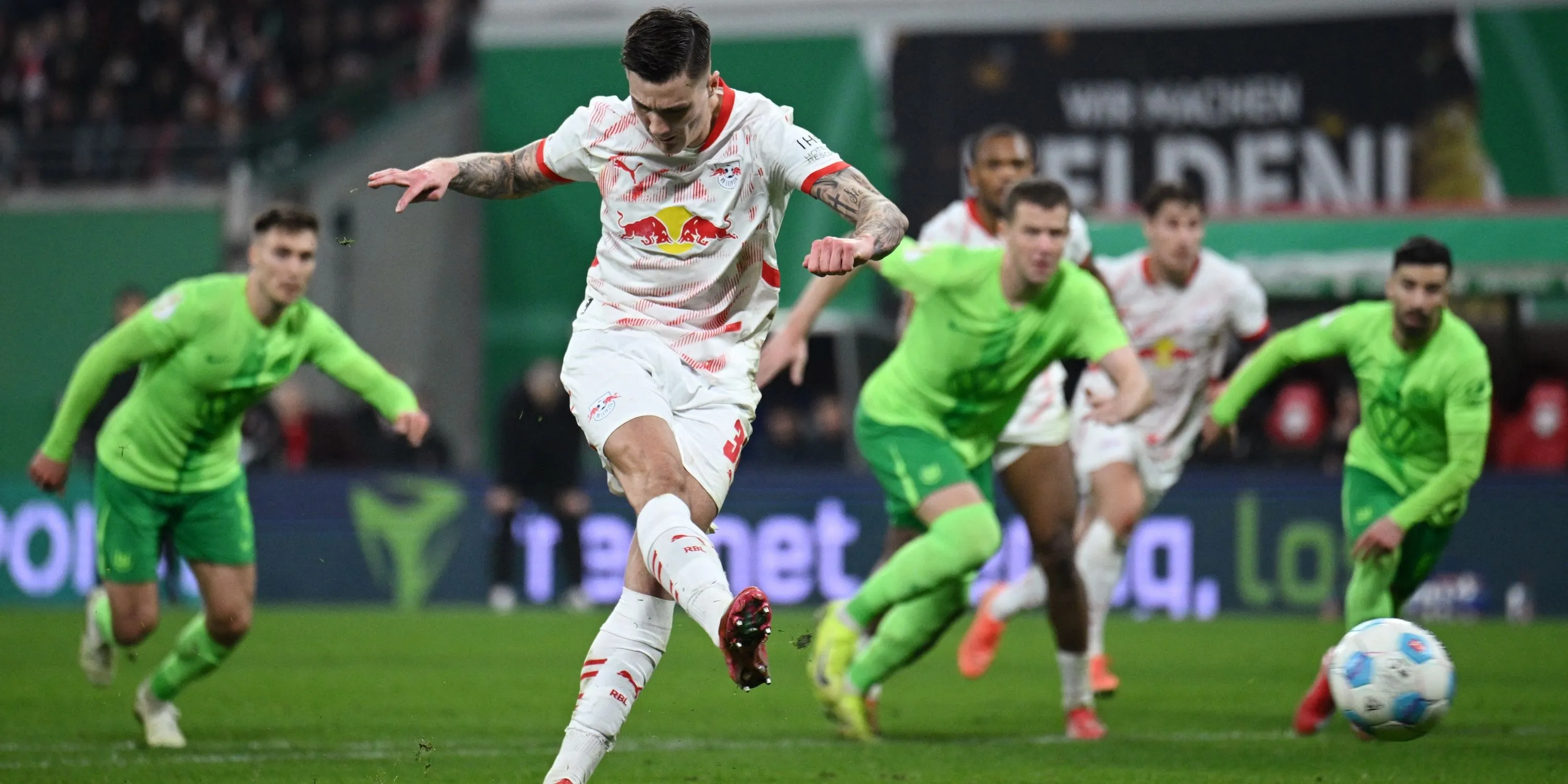 Benjamin Sesko của RB Leipzig ghi bàn từ chấm phạt đền