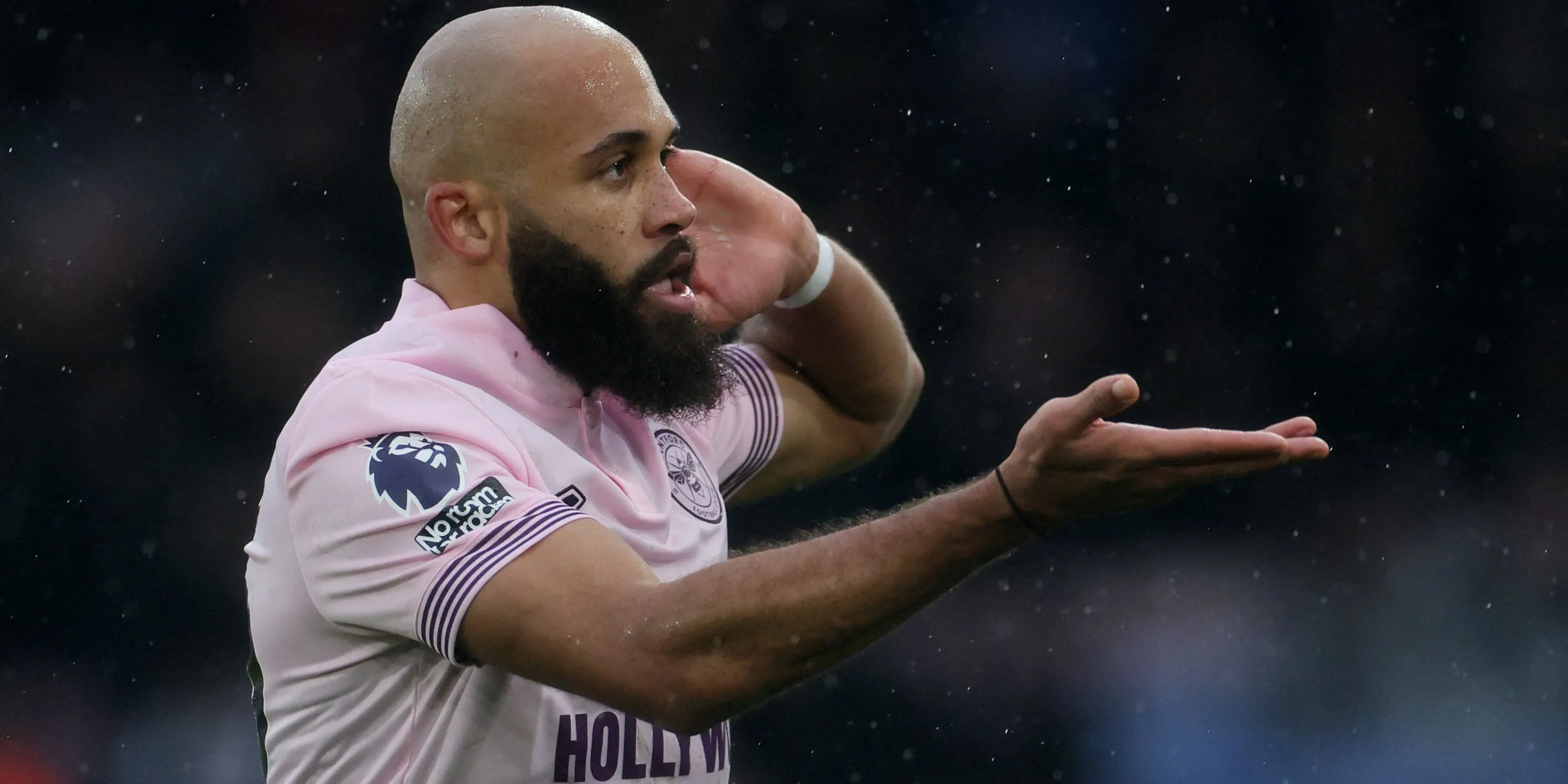 Bryan Mbeumo ăn mừng bàn thắng cho Brentford, thể hiện khả năng săn bàn ấn tượng.
