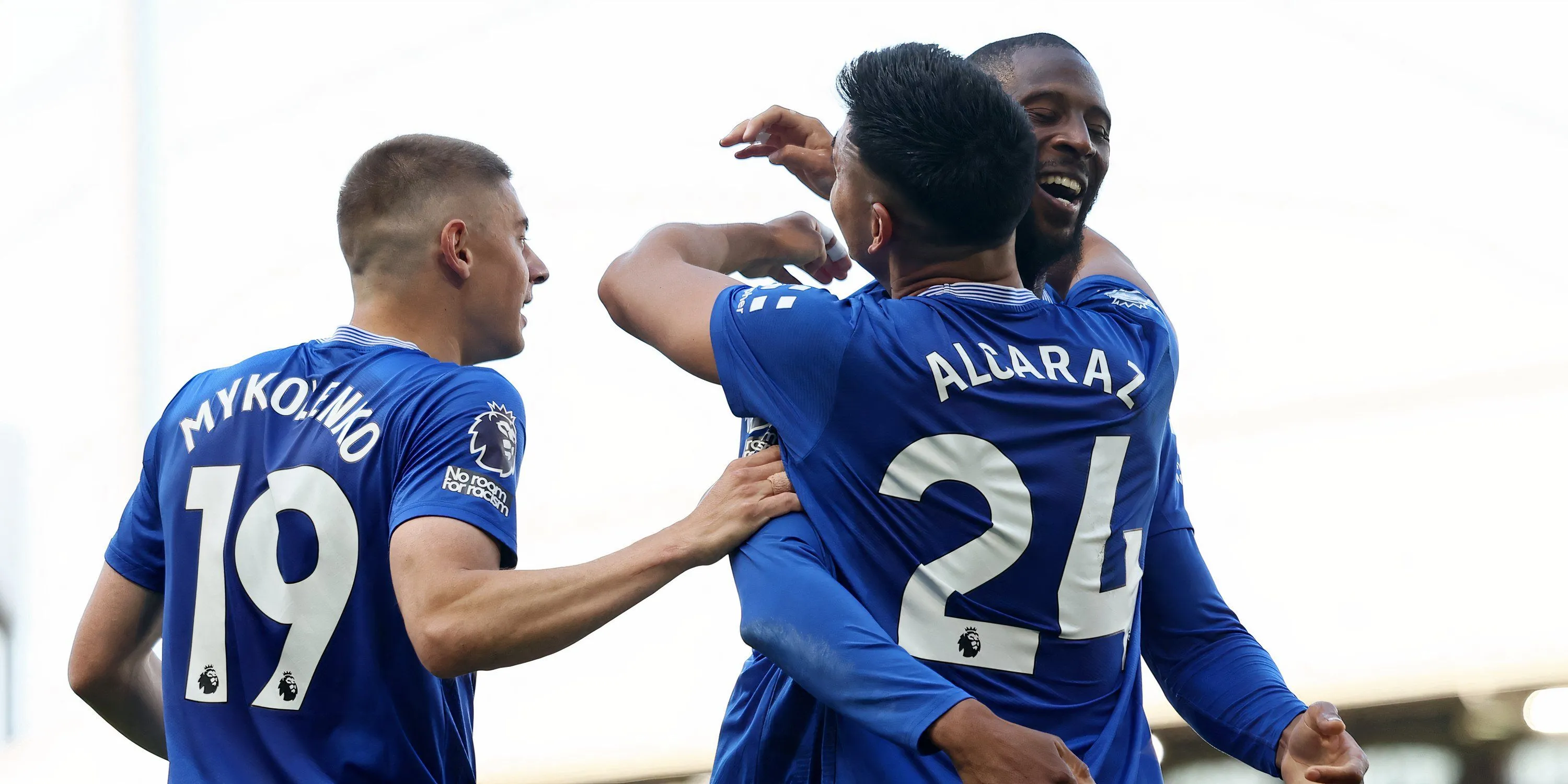 Các cầu thủ Everton ăn mừng chiến thắng quan trọng trên sân khách