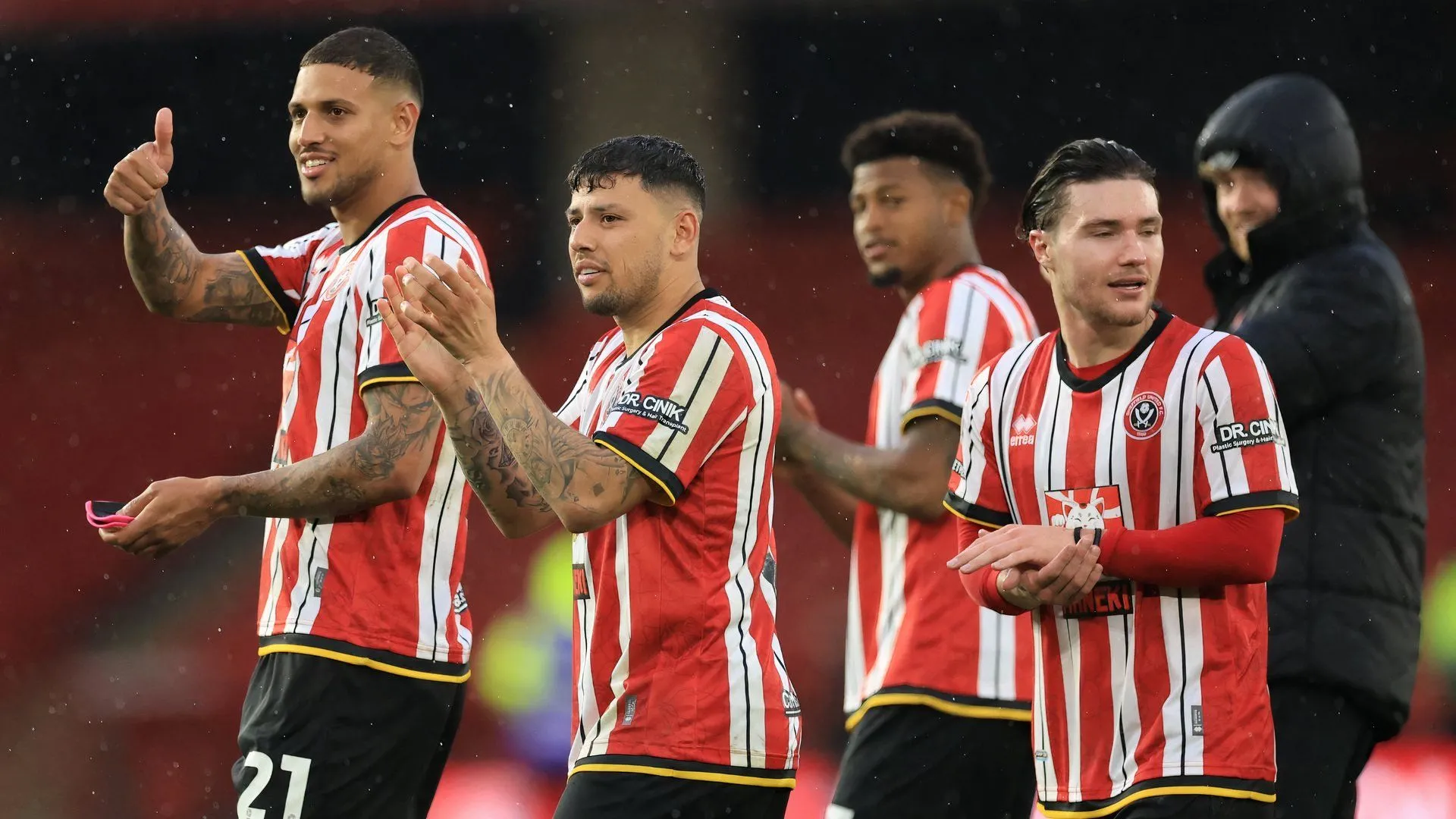 Các cầu thủ Sheffield United vẫy chào người hâm mộ tại Bramall Lane