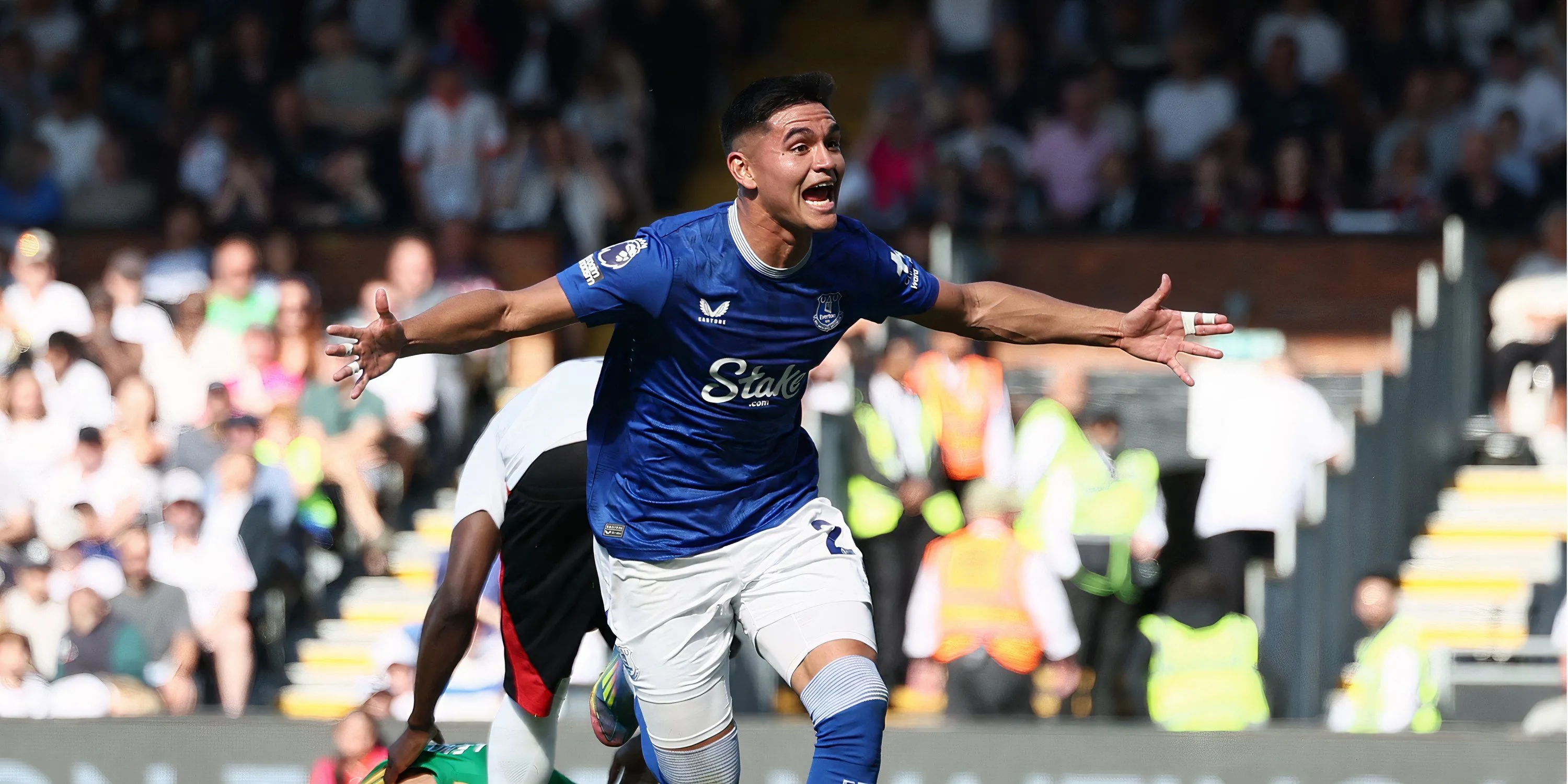 Carlos Alcaraz thi đấu xông xáo trong màu áo Everton trước Fulham