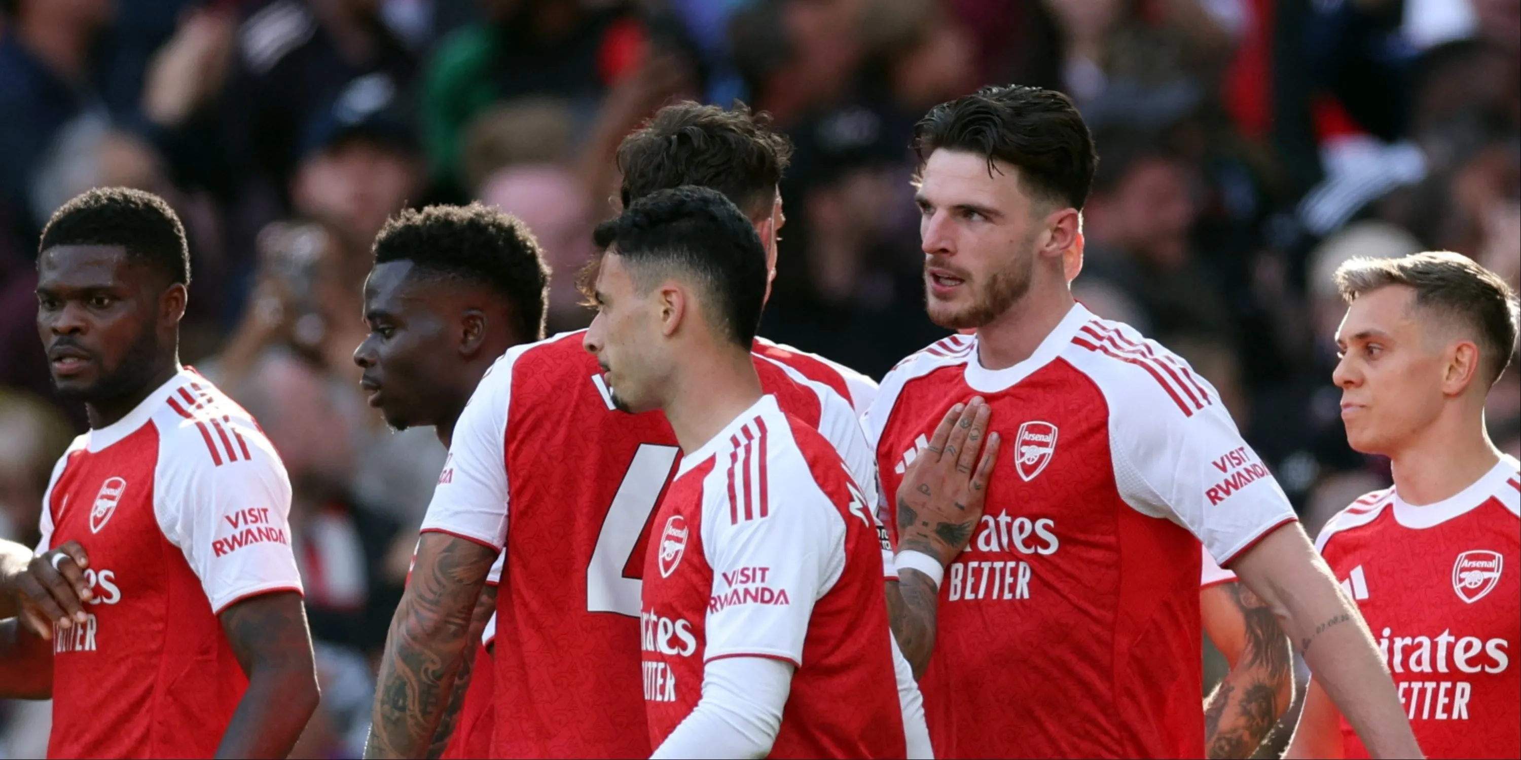 Cầu thủ Arsenal Gabriel Martinelli, Bukayo Saka và Declan Rice trên sân