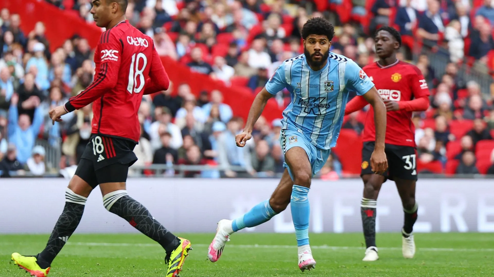 Ellis Simms ăn mừng bàn thắng trong trận đấu cho Coventry City.