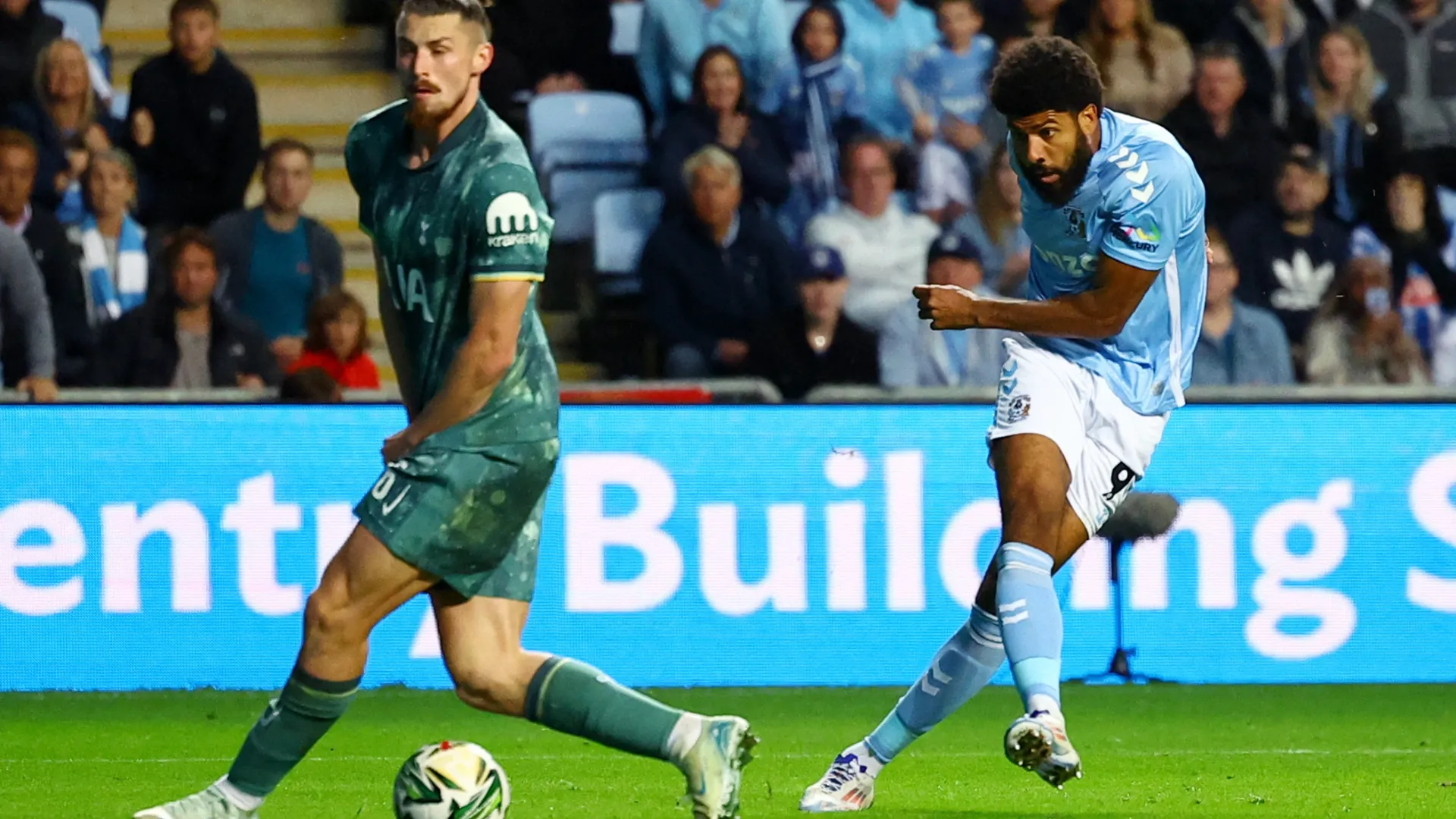Ellis Simms, cầu thủ của Coventry City, đối diện với tương lai không chắc chắn sau mùa giải đáng thất vọng.