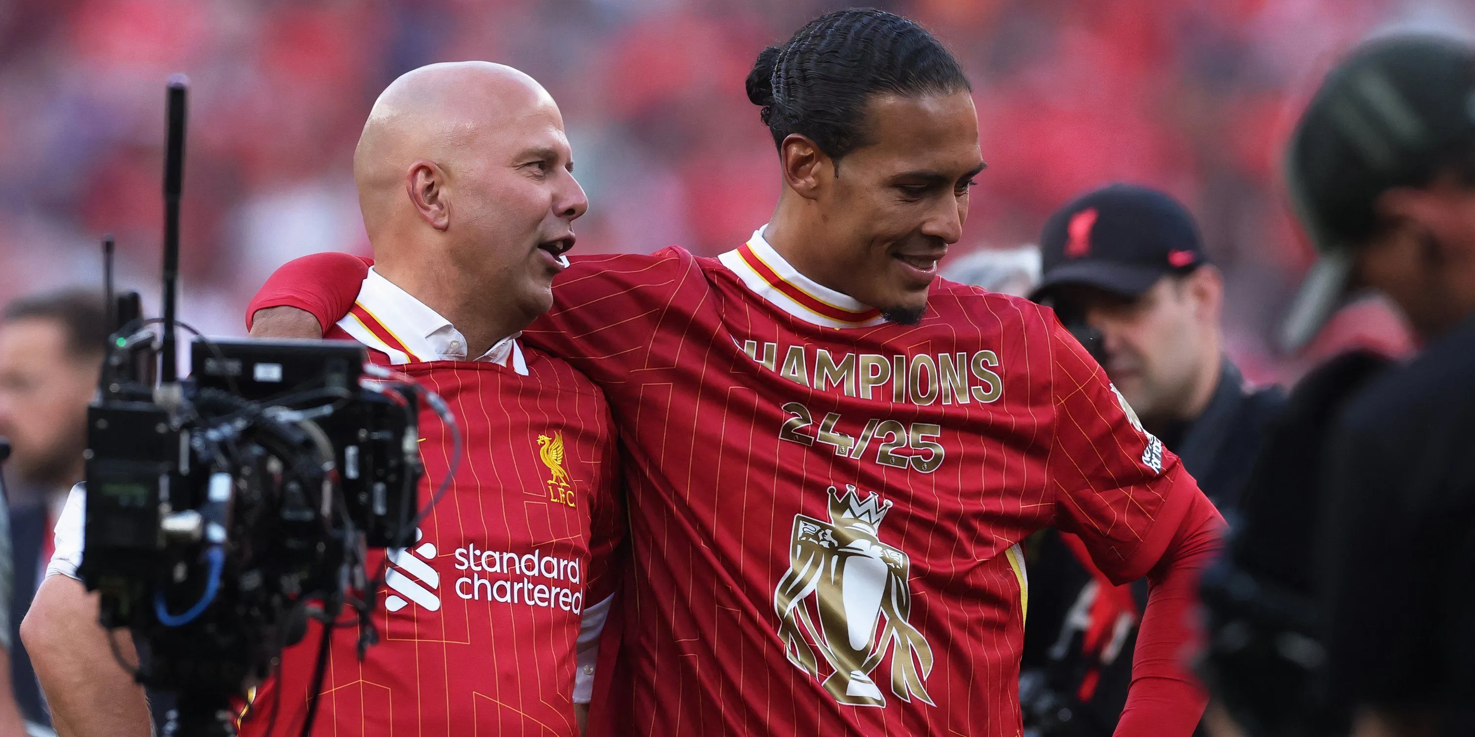 HLV Arne Slot và đội trưởng Virgil van Dijk thảo luận chiến thuật cho Liverpool sau mùa giải thành công