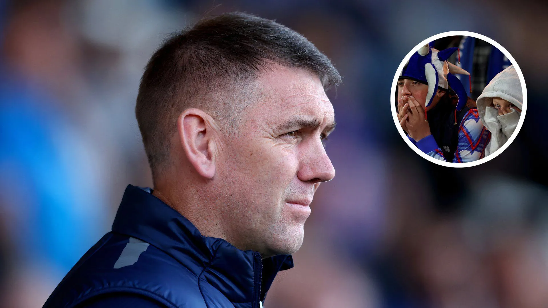 HLV Dave Challinor chỉ đạo trận đấu của Stockport County