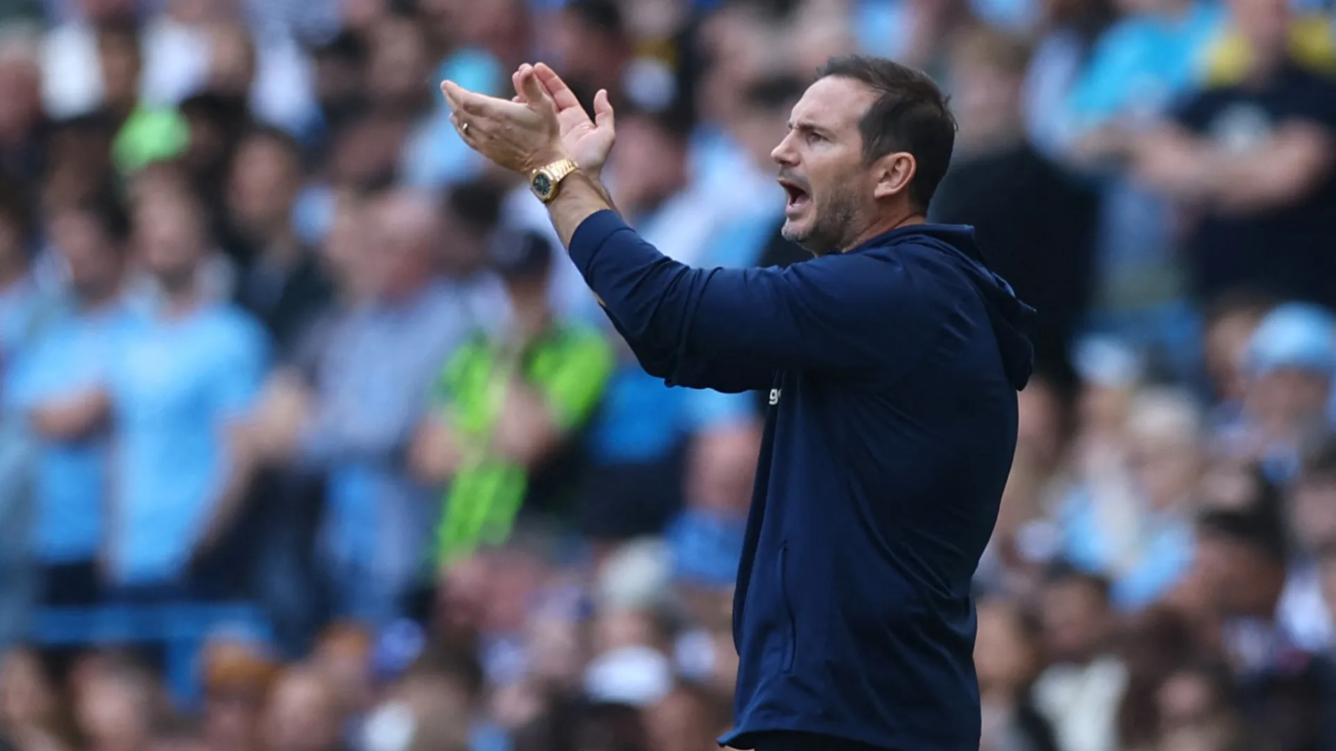 HLV Frank Lampard trên sân, người đưa ra quyết định về tương lai Ellis Simms tại Coventry City.