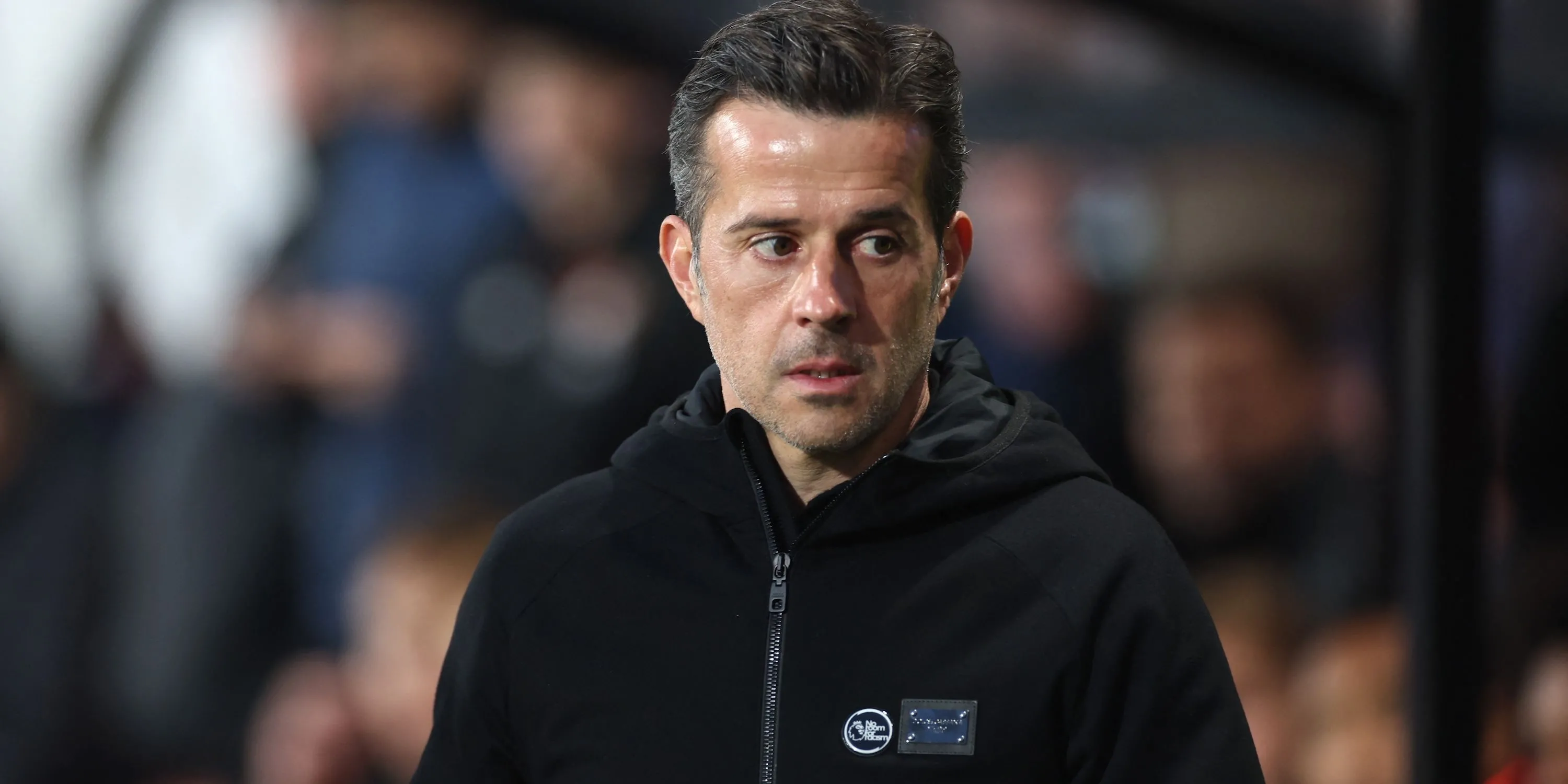 HLV Marco Silva của Fulham đang chỉ đạo chiến thuật cho các học trò