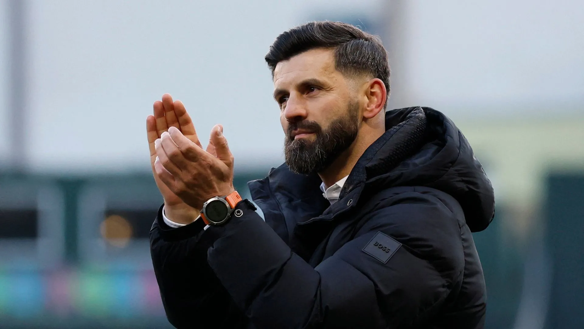 HLV Miron Muslic chỉ đạo Plymouth Argyle trong trận đấu FA Cup