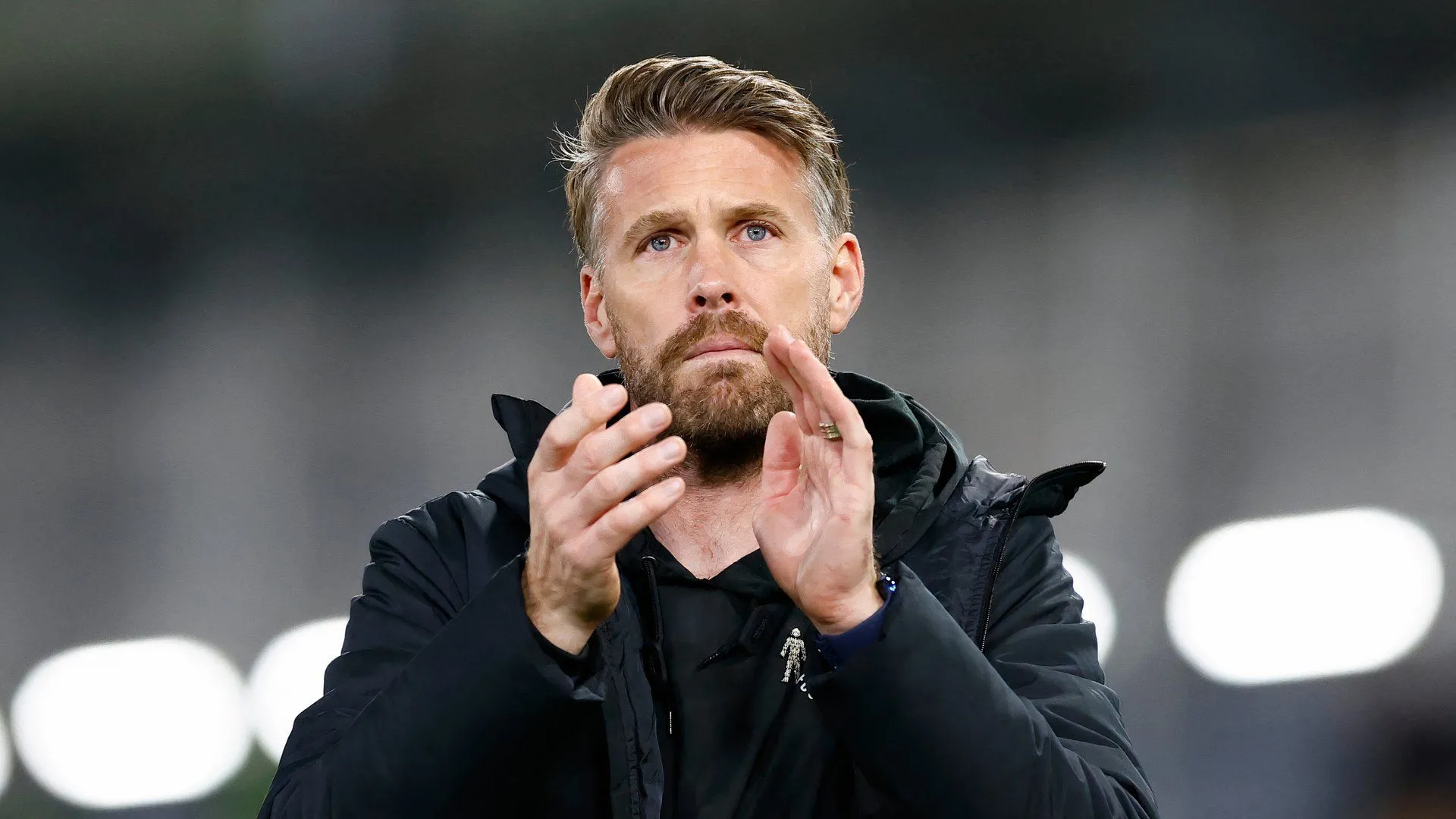 HLV Rob Edwards chỉ đạo tại Luton Town