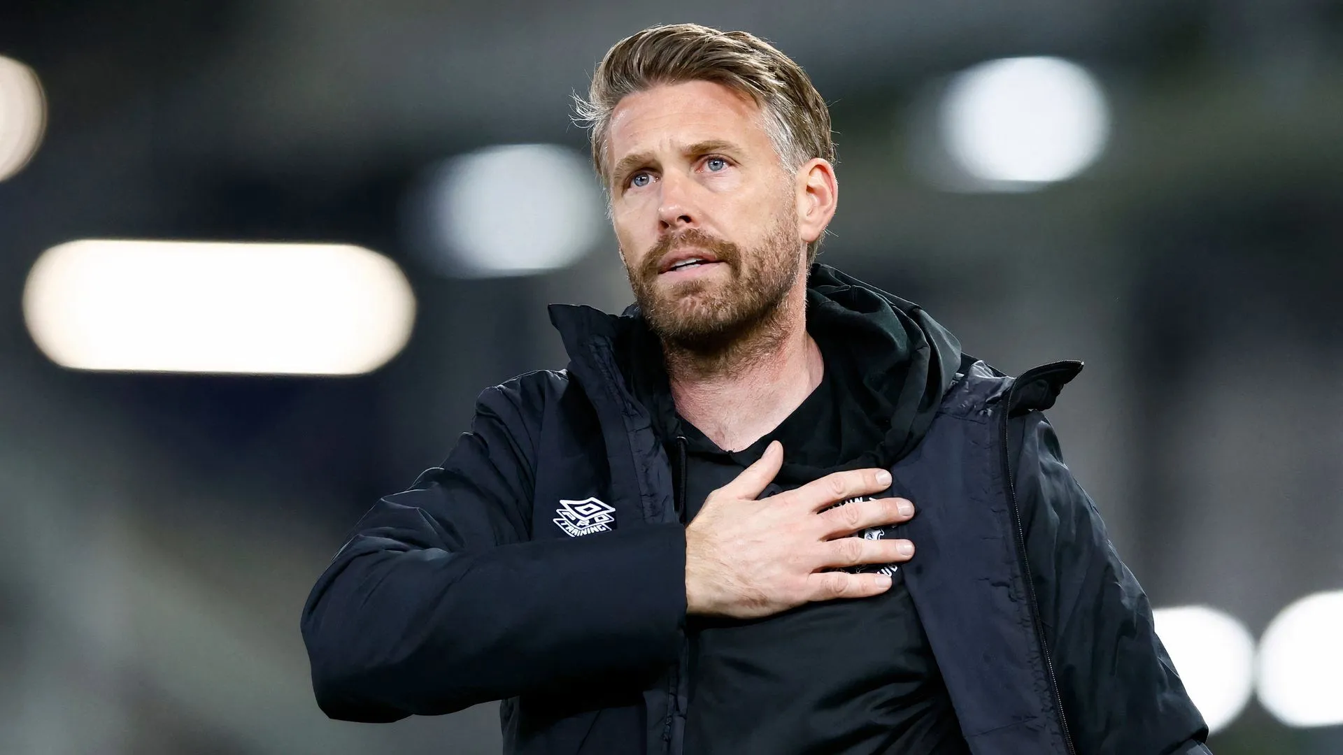 HLV Rob Edwards trong bộ trang phục của Luton Town
