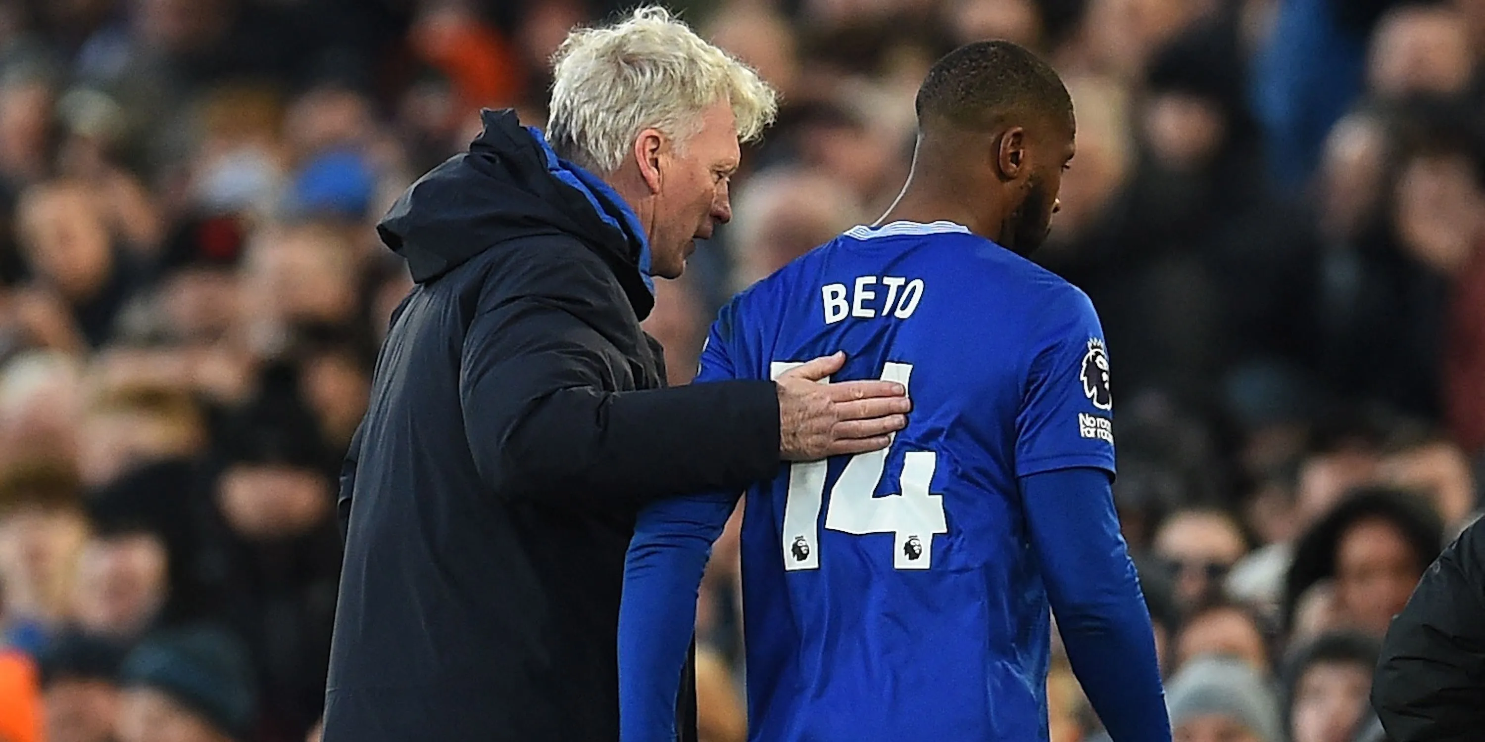 HLV Sean Dyche của Everton và tiền đạo Beto sau trận đấu