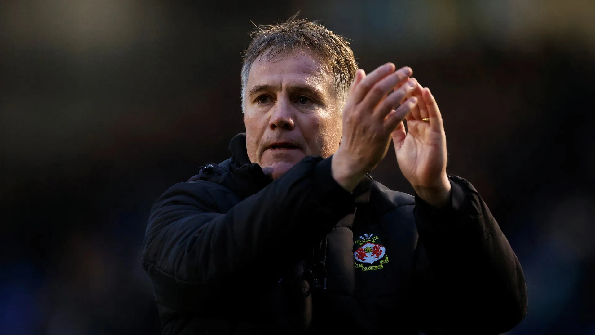 Huấn luyện viên Phil Parkinson của Wrexham, người đang tìm cách nâng cấp đội hình cho Championship.