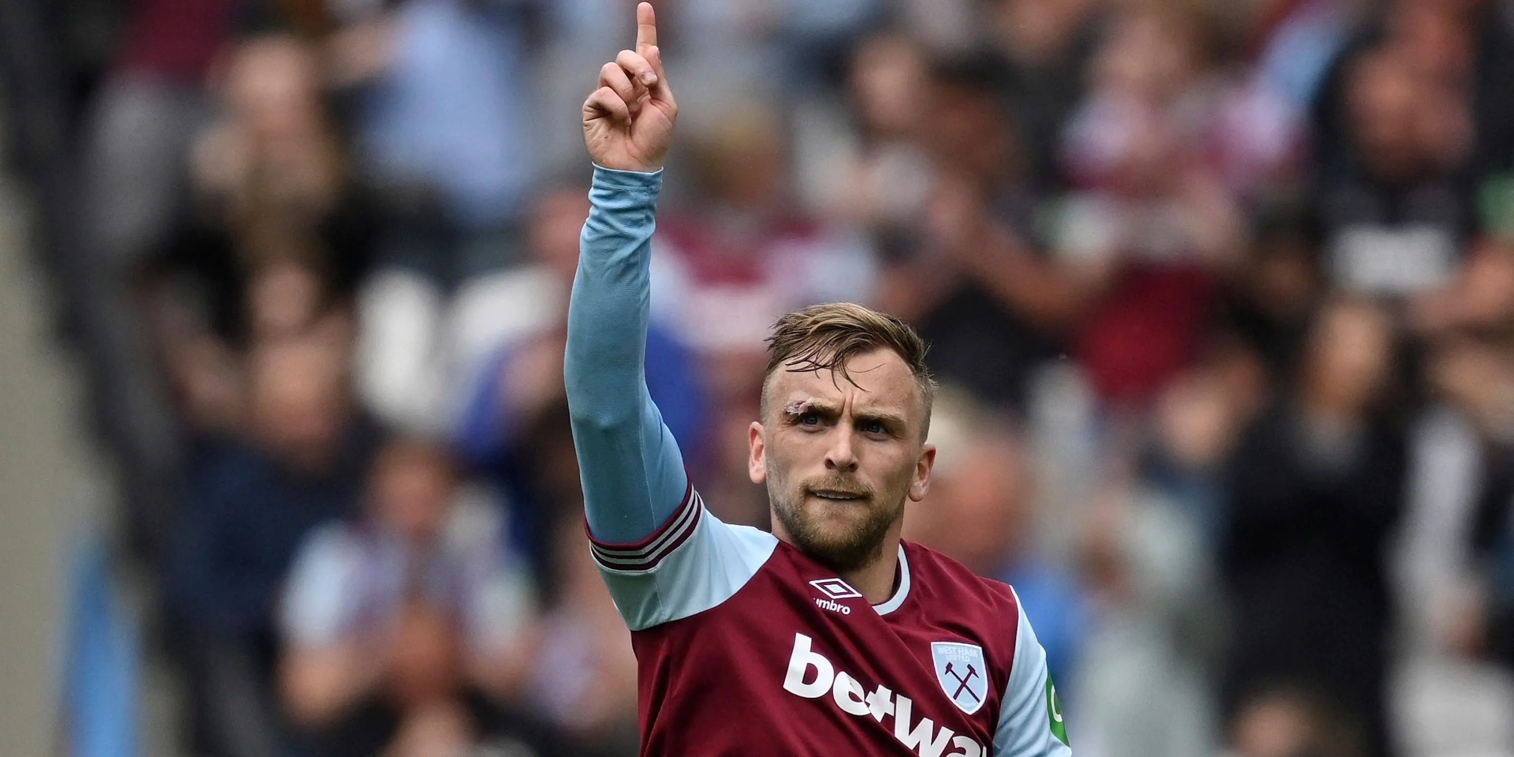 Jarrod Bowen ăn mừng bàn thắng cho West Ham United trong trận đấu tại Premier League