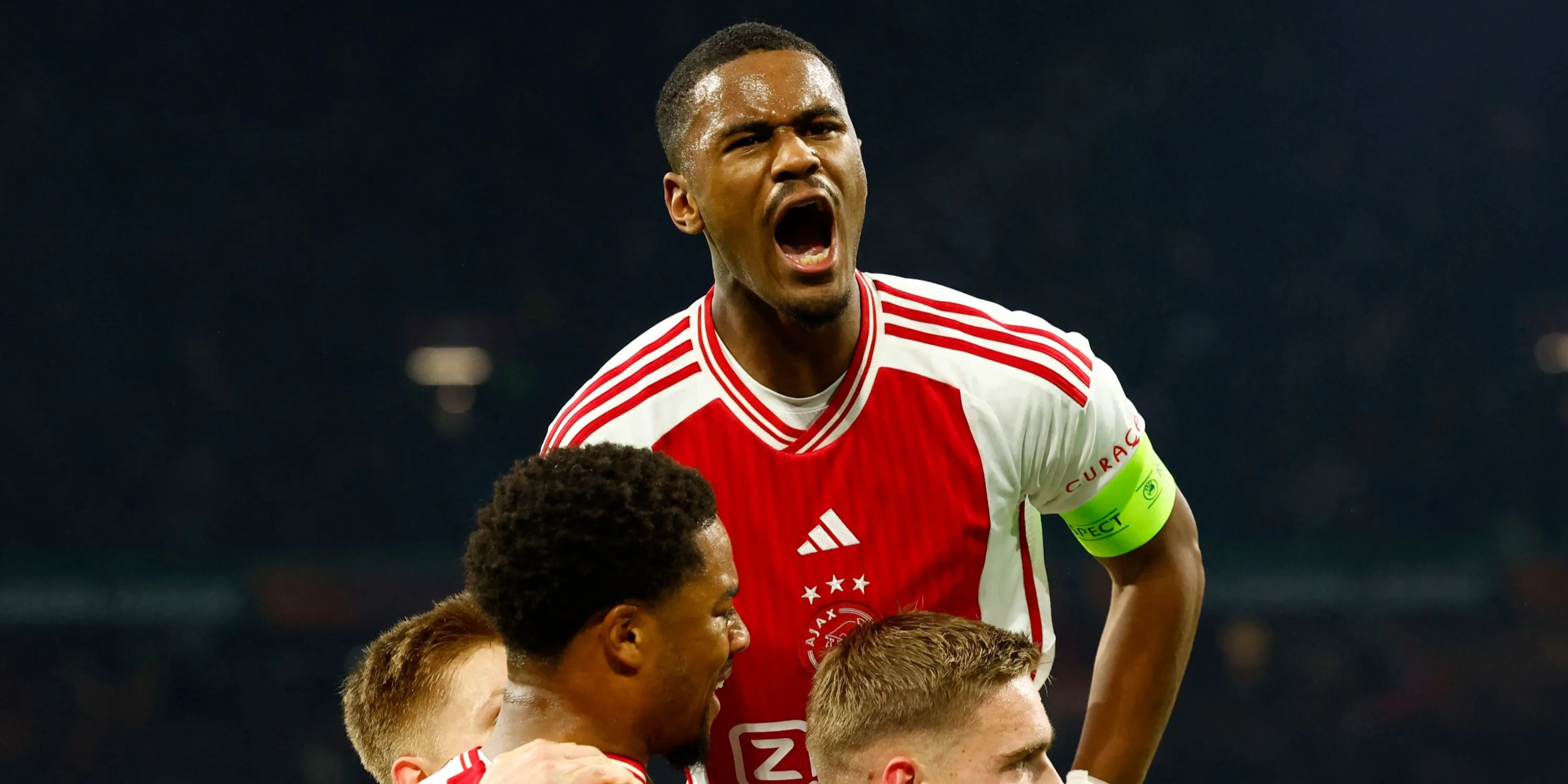 Jorrel Hato, mục tiêu của Chelsea, trong một pha tranh chấp bóng cho Ajax