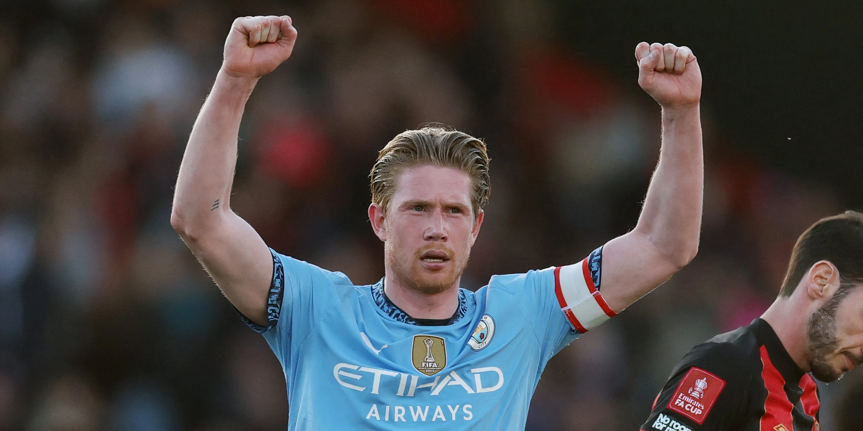 Kevin De Bruyne trong màu áo Man City, thể hiện sự đa năng trên sân