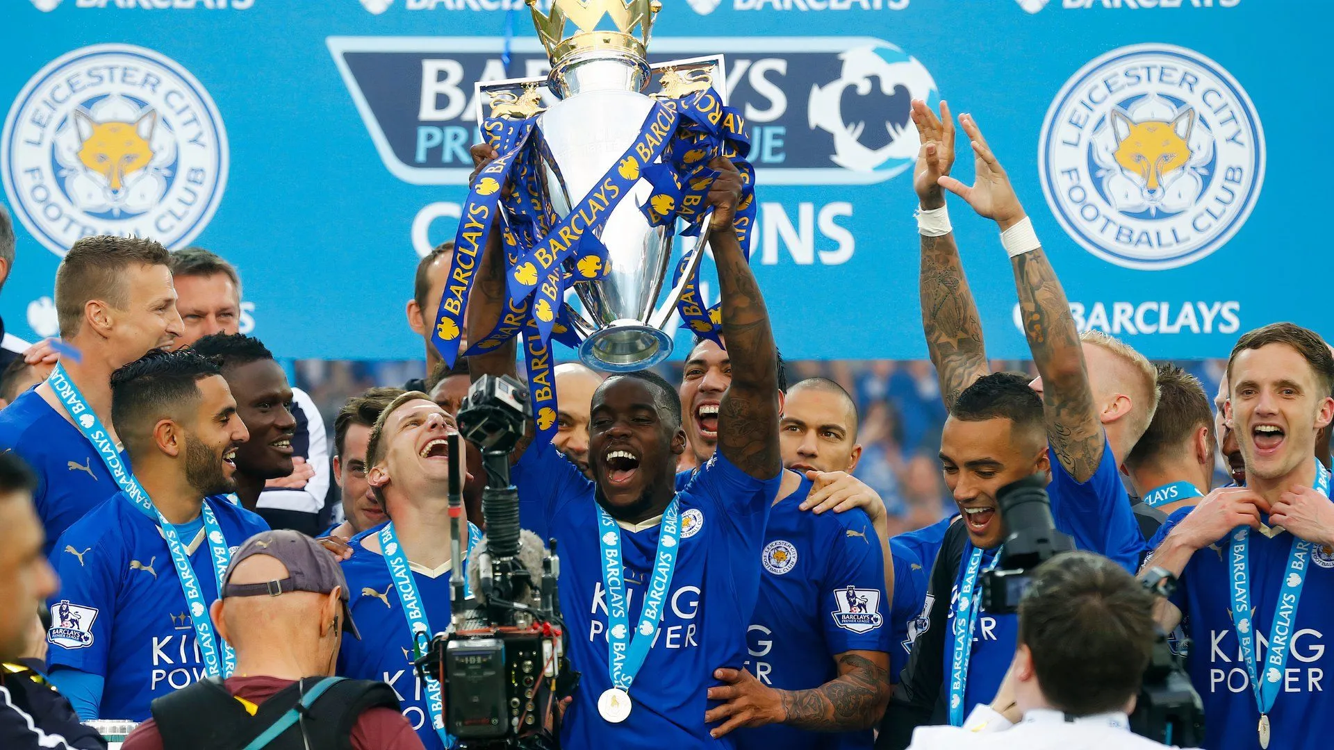 Khoảnh khắc Jeffrey Schlupp ăn mừng chức vô địch Premier League lịch sử cùng Leicester City mùa giải 2015/16