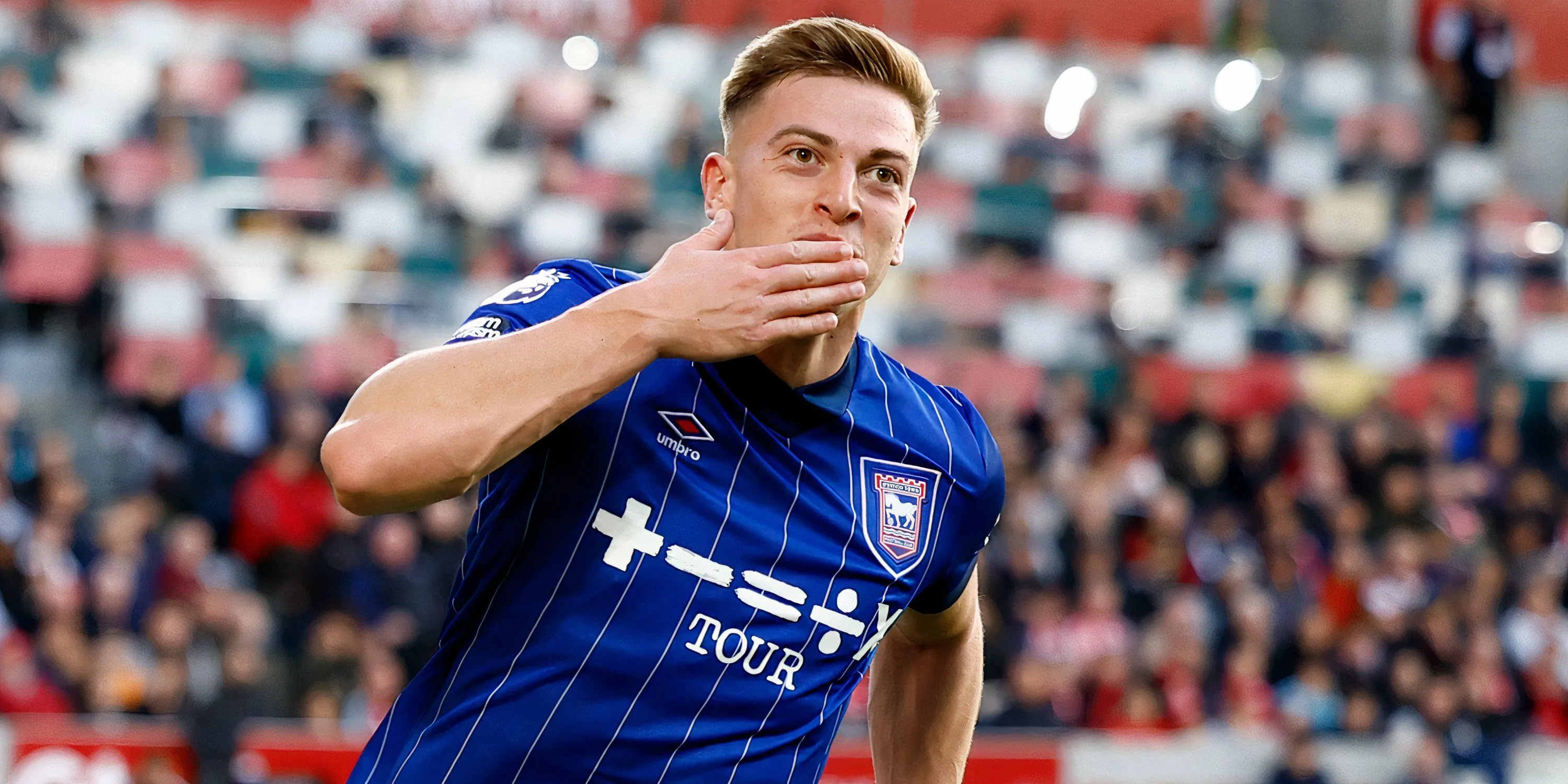 Liam Delap ăn mừng bàn thắng cho Ipswich Town, mục tiêu của Tottenham