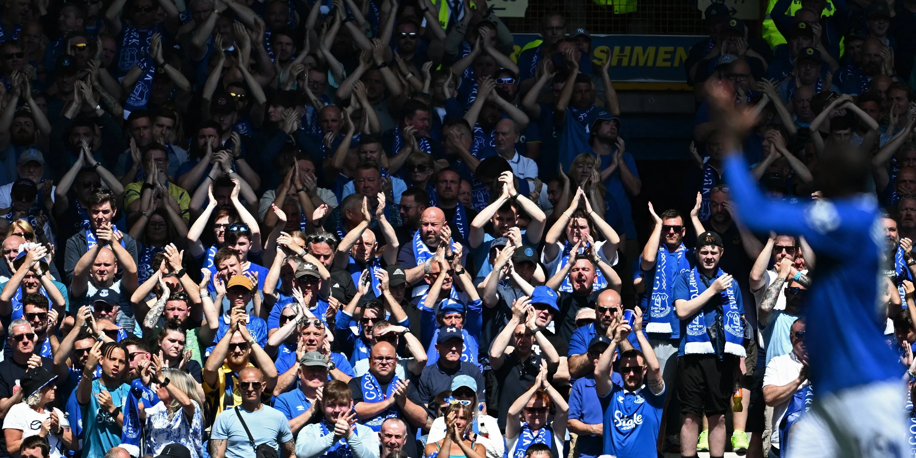 Sân vận động Goodison Park của Everton tràn ngập khán giả trong trận đấu