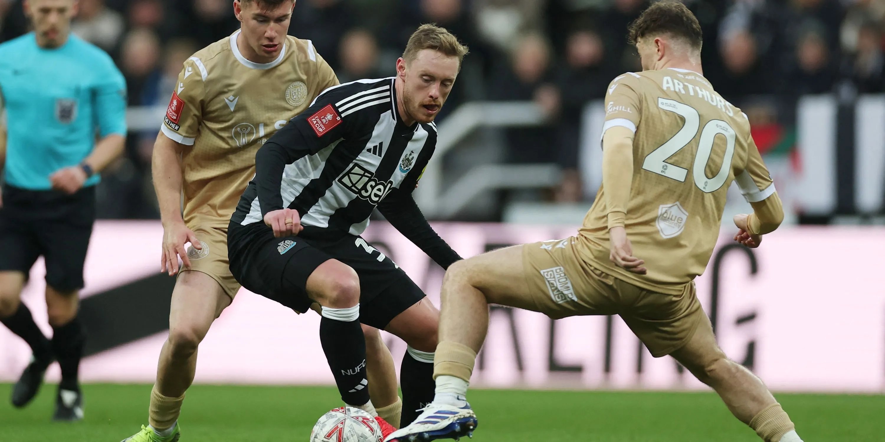 Sean Longstaff trong một pha tranh chấp bóng