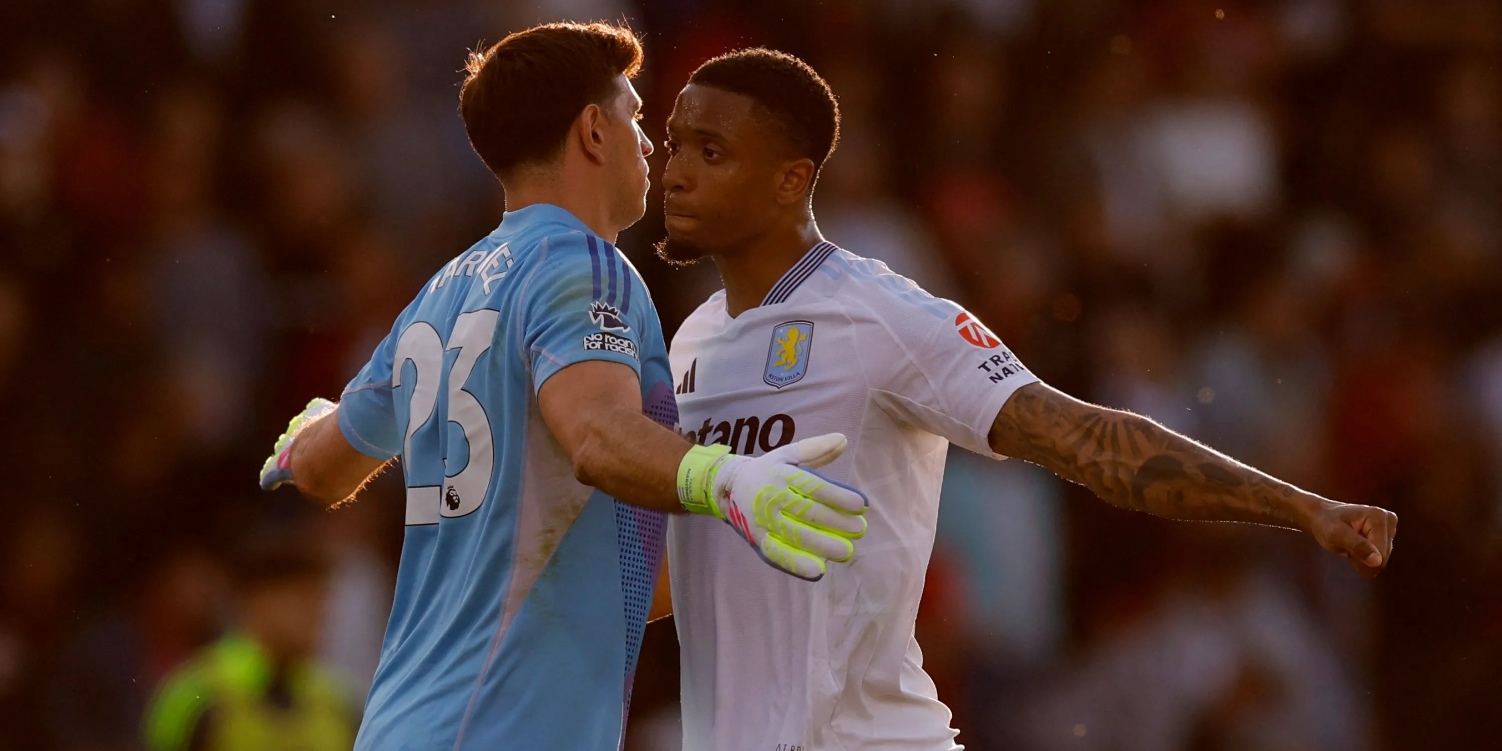 Thủ môn Emi Martinez vẫy tay chào CĐV Aston Villa, dấy lên tin đồn ra đi