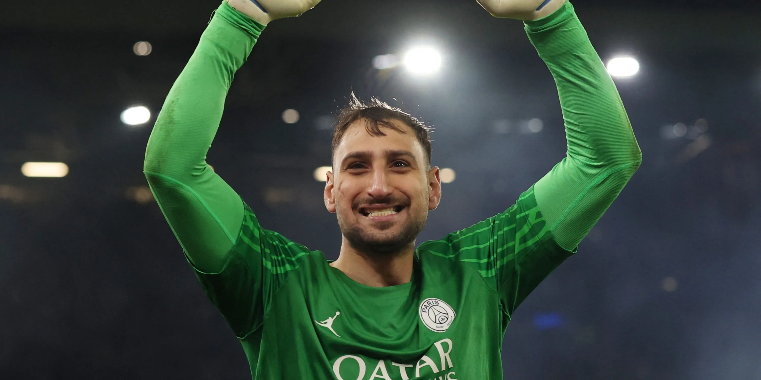 Thủ môn Gianluigi Donnarumma của PSG trong một pha cứu thua, mục tiêu tiềm năng của Manchester United