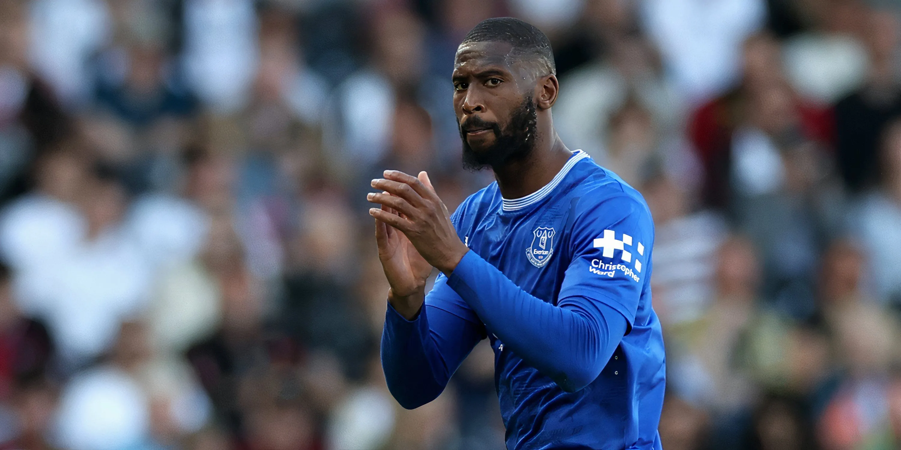 Tiền đạo Beto của Everton ăn mừng bàn thắng trong trận đấu với Fulham