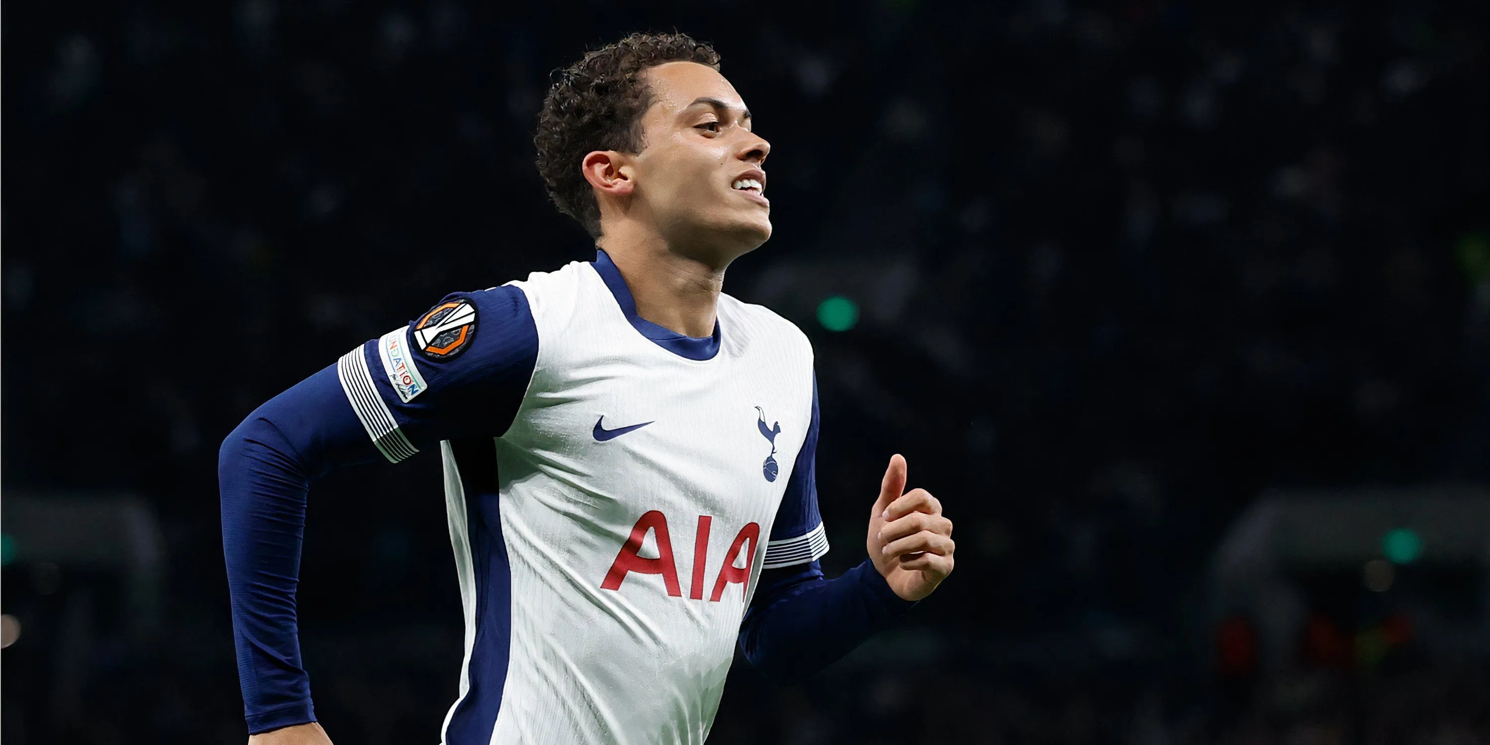 Tiền đạo cánh Brennan Johnson của Tottenham trong một pha xử lý bóng