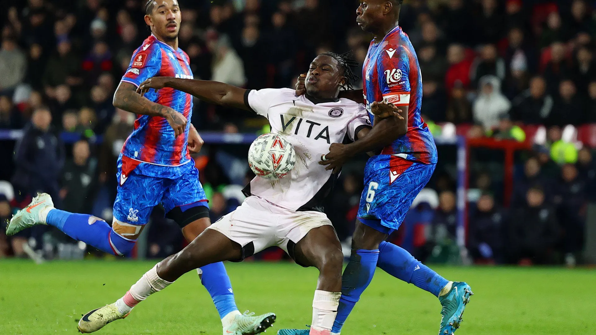 Tiền đạo Tanto Olaofe của Stockport County thi đấu trên sân