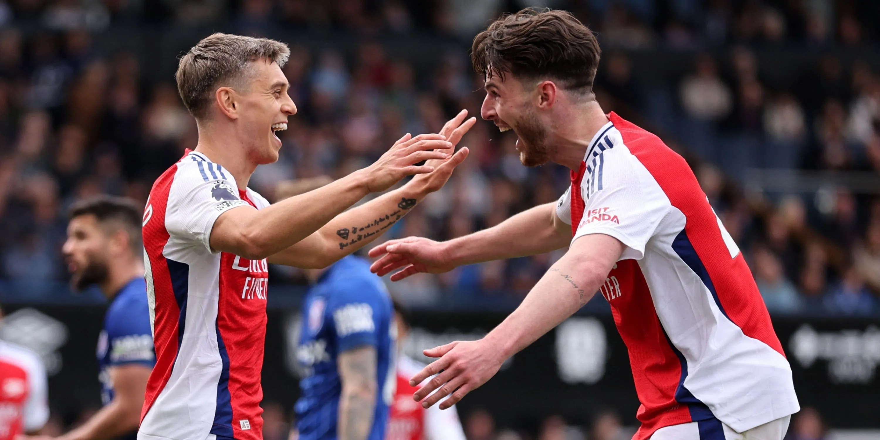 Tiền vệ Trossard và Rice trong màu áo câu lạc bộ Arsenal