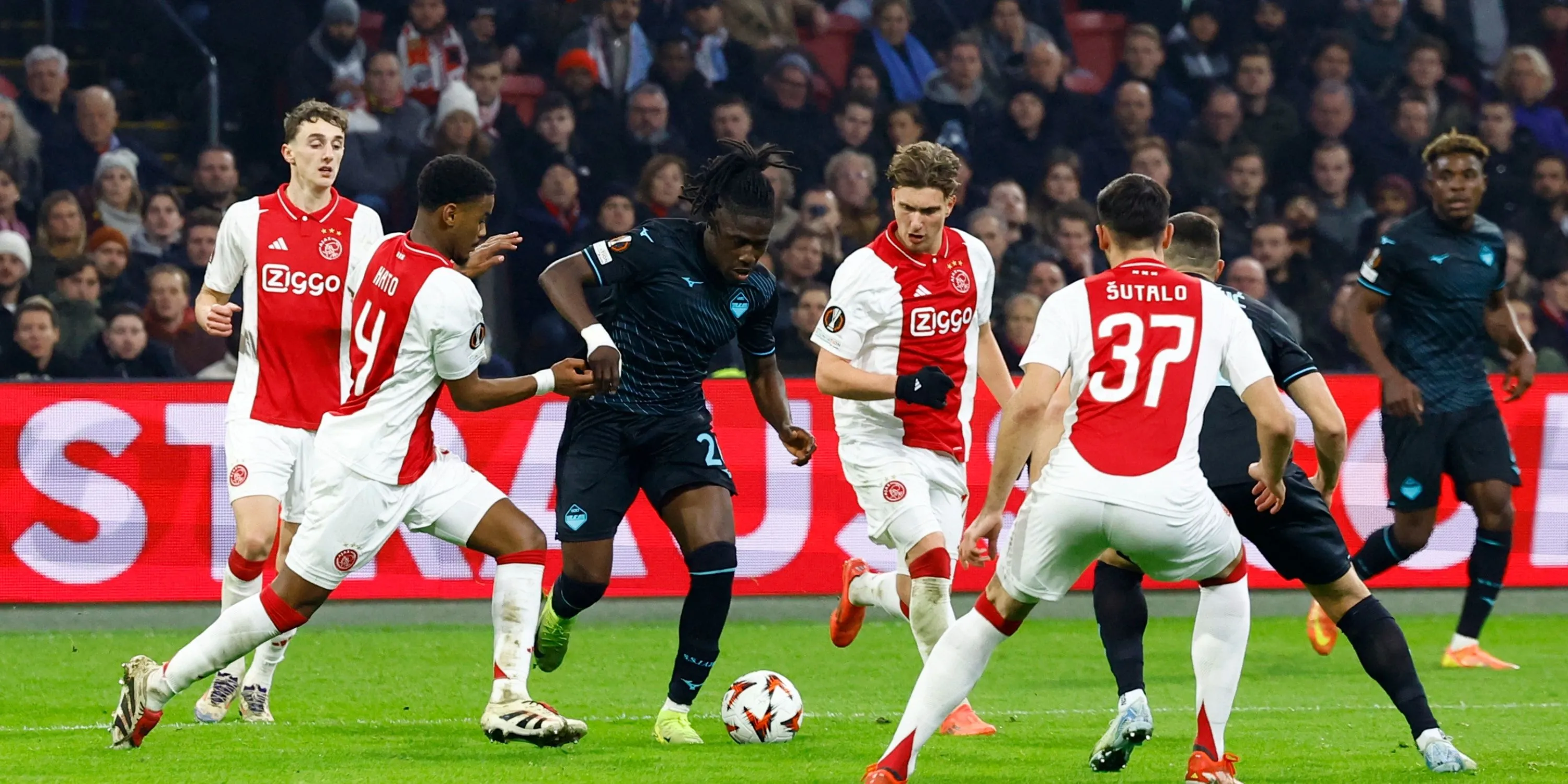 Trung vệ Jorrel Hato của Ajax kiểm soát bóng trong trận đấu