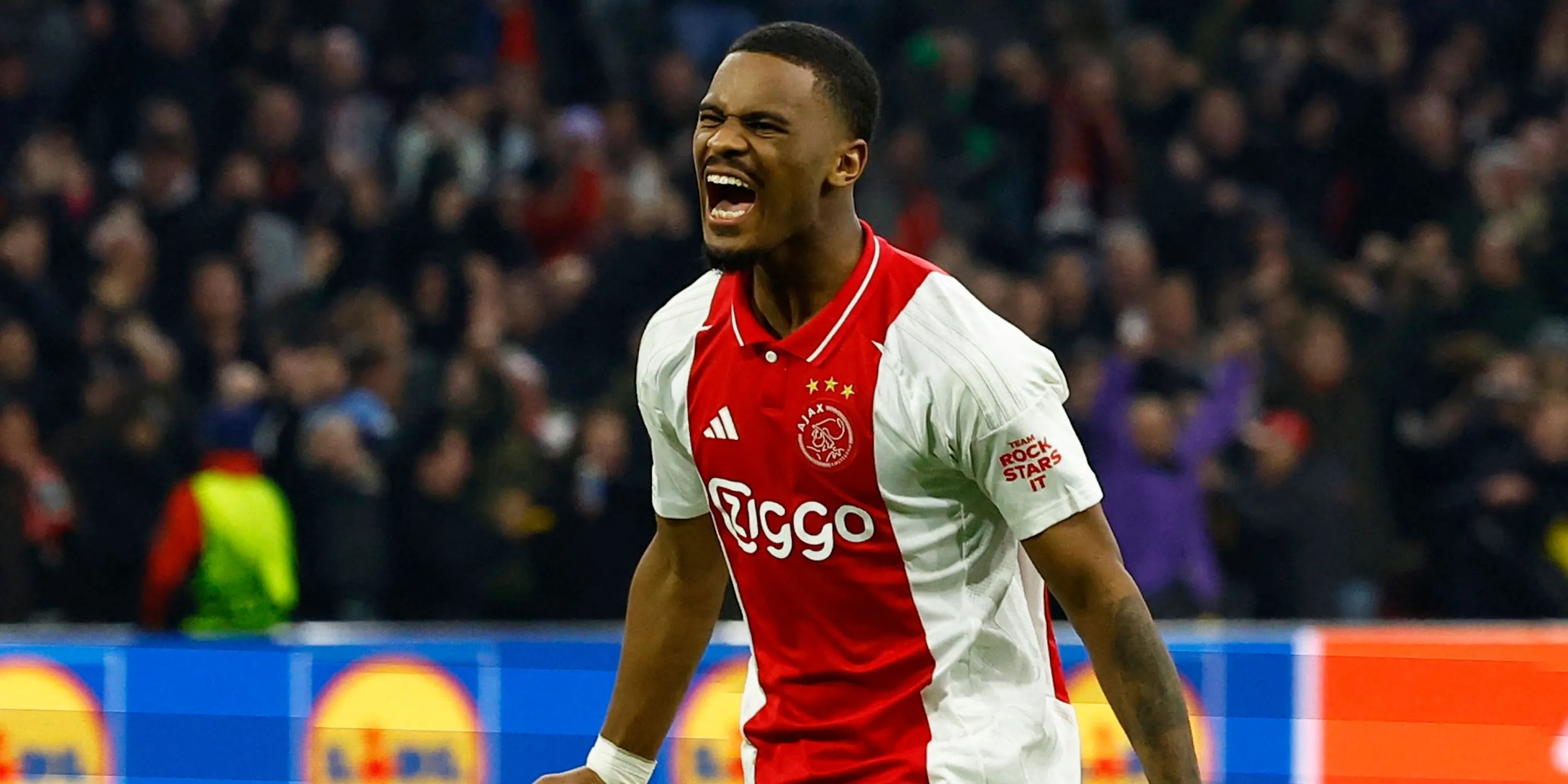 Trung vệ trẻ Jorrel Hato của Ajax ăn mừng sau trận đấu
