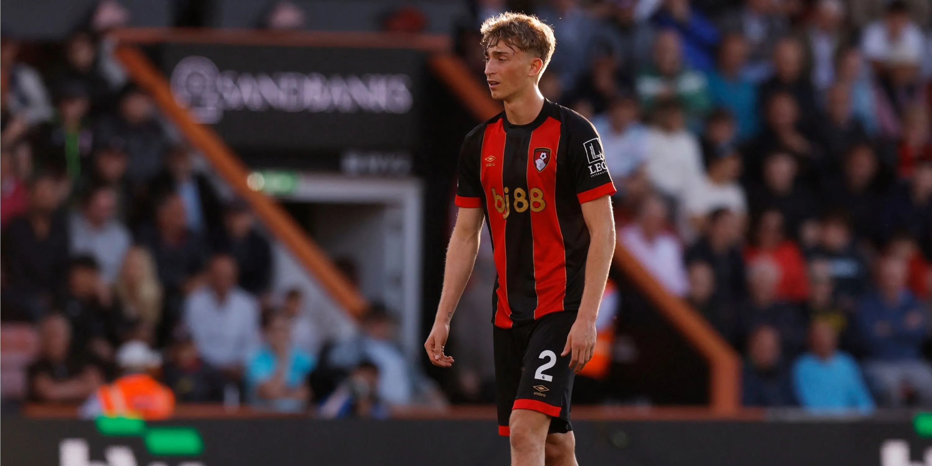 Tuyển thủ U21 Tây Ban Nha Dean Huijsen trong màu áo Bournemouth tại Ngoại hạng Anh