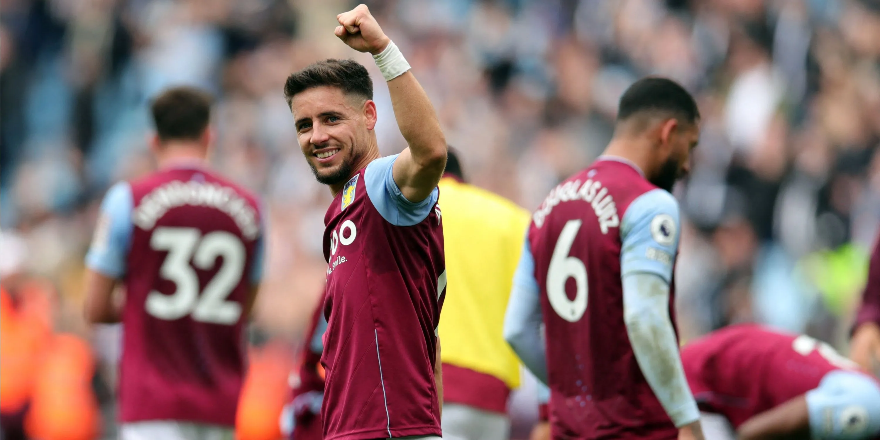 Alex Moreno ăn mừng cùng đồng đội tại Aston Villa sau một pha tấn công thành công.