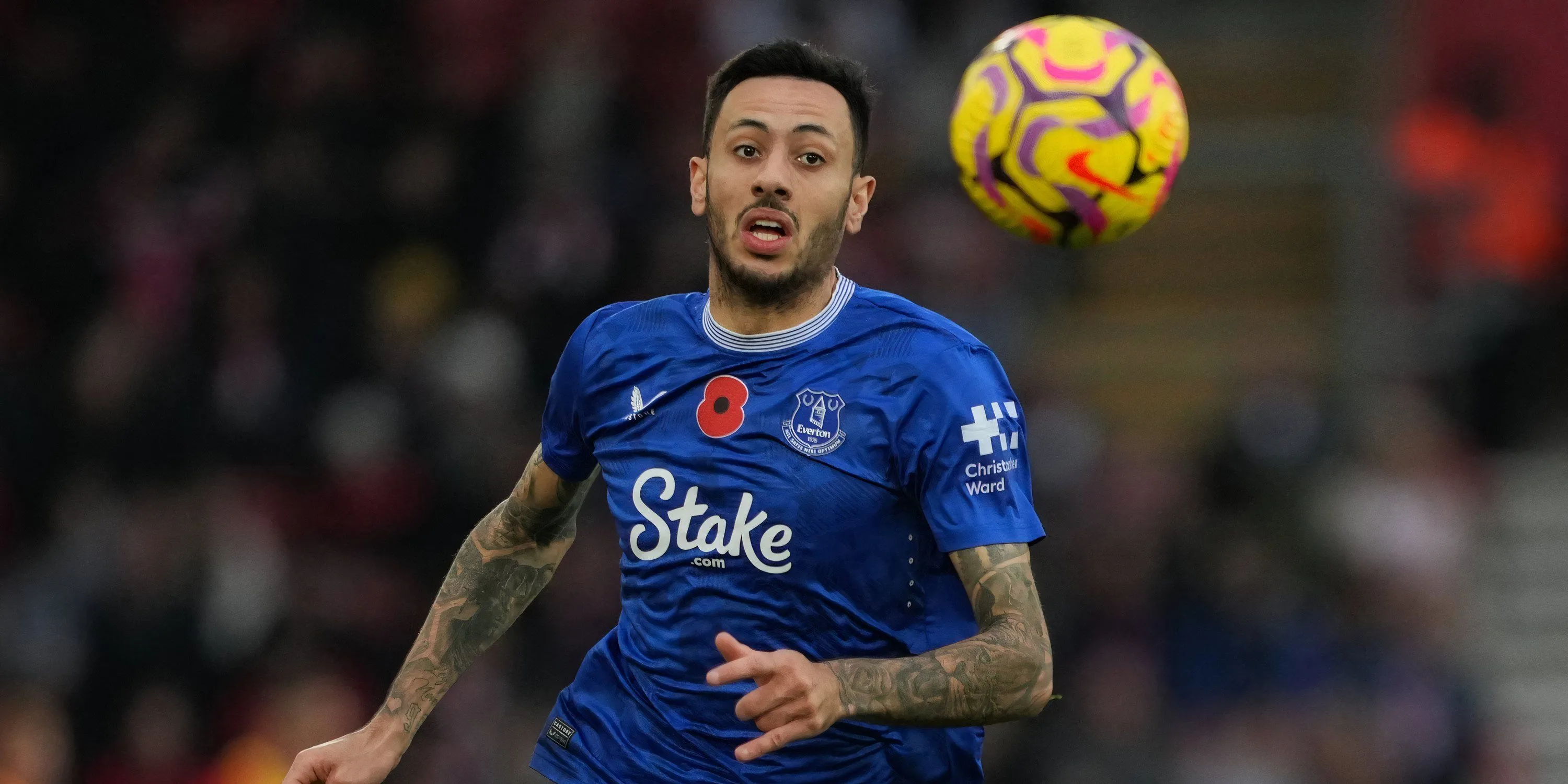 Cầu thủ chạy cánh Dwight McNeil của Everton trong một trận đấu