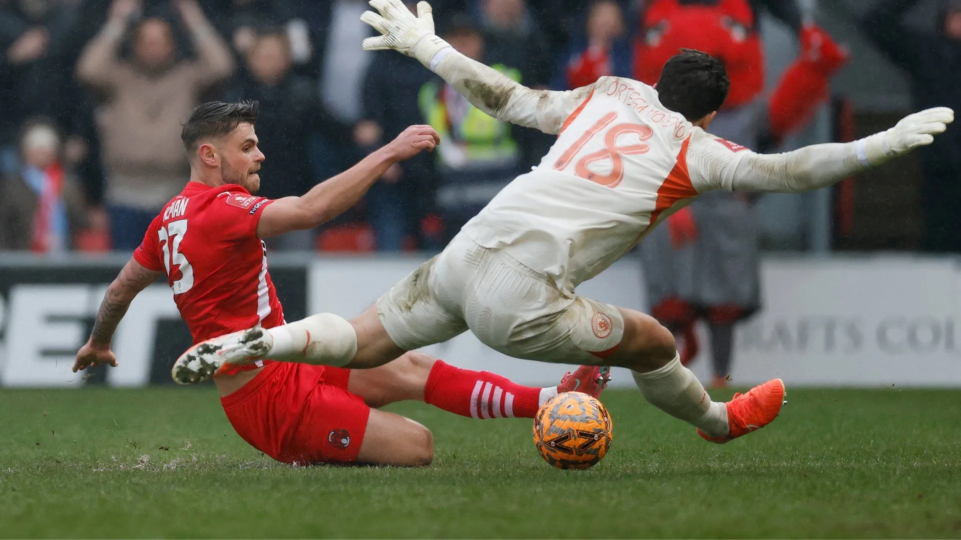 Charlie Kelman thi đấu trong màu áo Leyton Orient