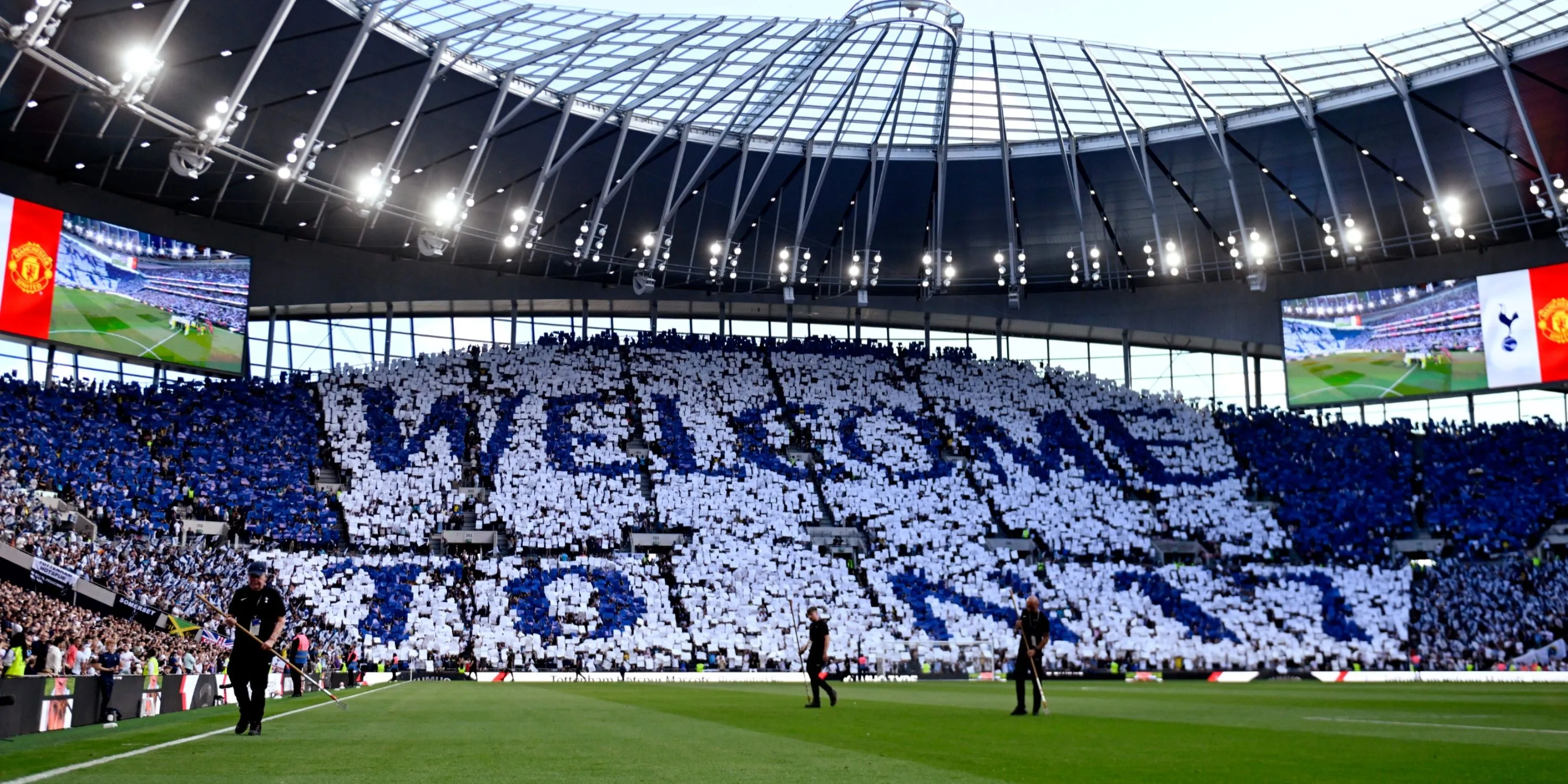 Chủ tịch Daniel Levy của Tottenham và cầu thủ Luka Vuskovic trên sân bóng Premier League