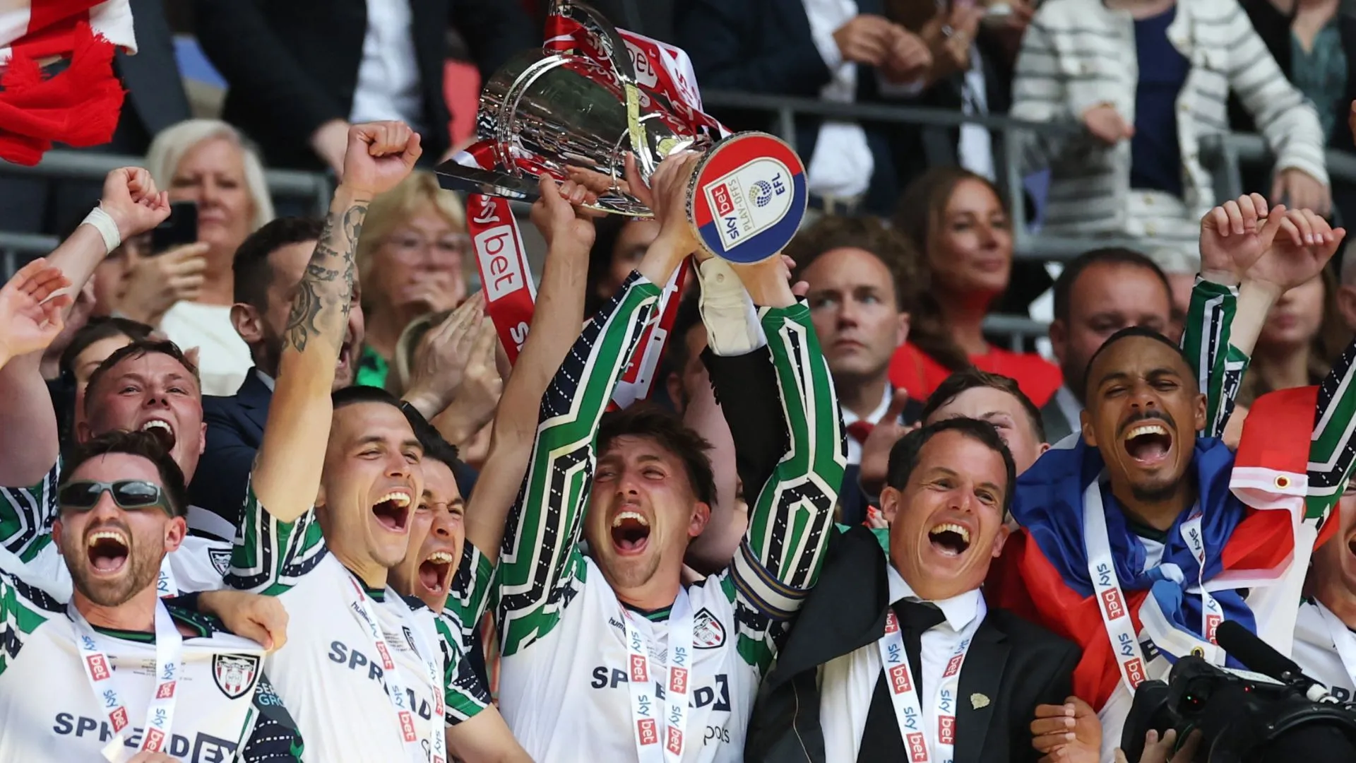 Dan Neil nâng cao chiếc cúp vô địch play-off Championship cùng Sunderland