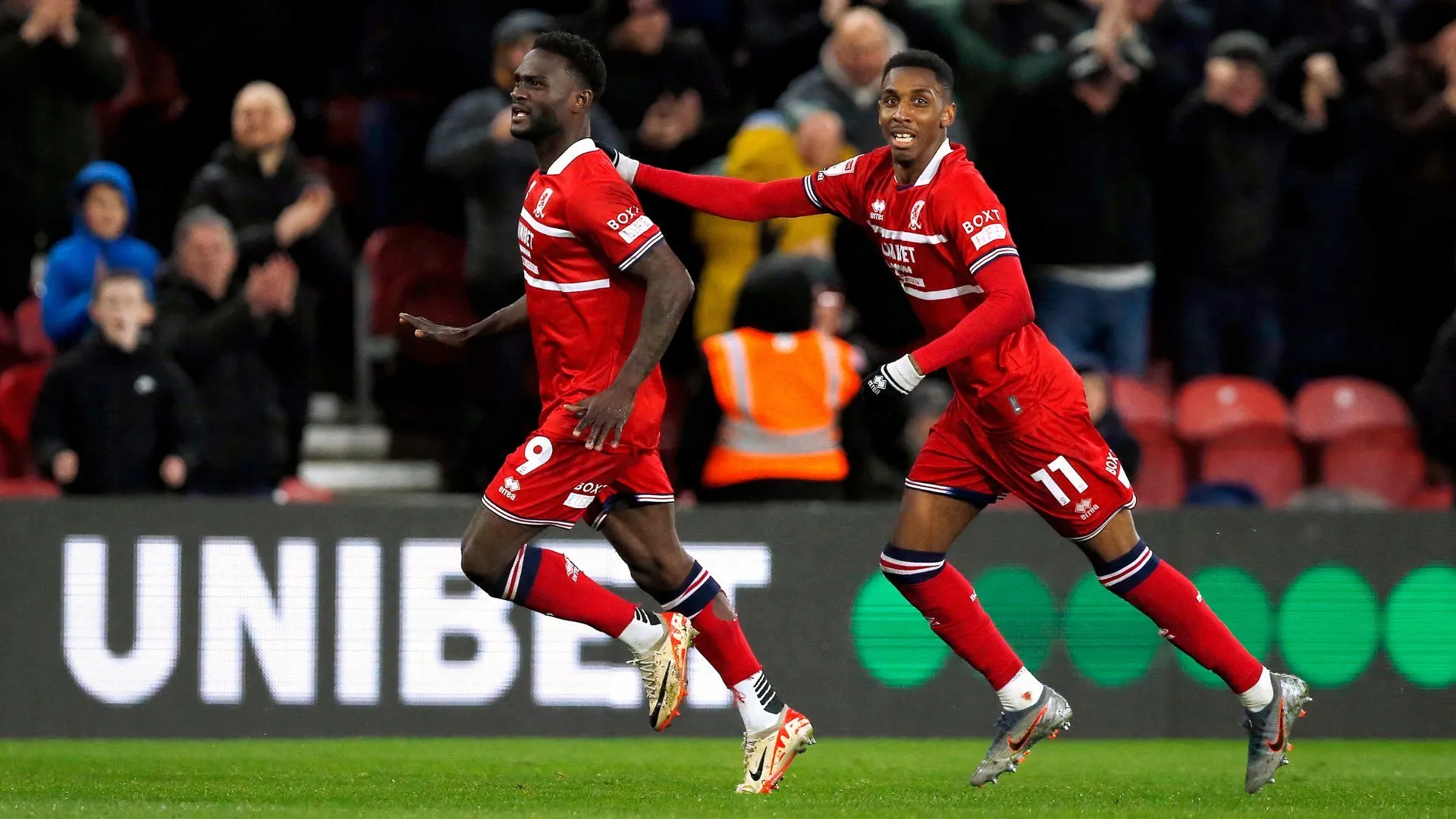 Emmanuel Latte Lath ghi bàn cho Middlesbrough trong trận gặp Leeds United