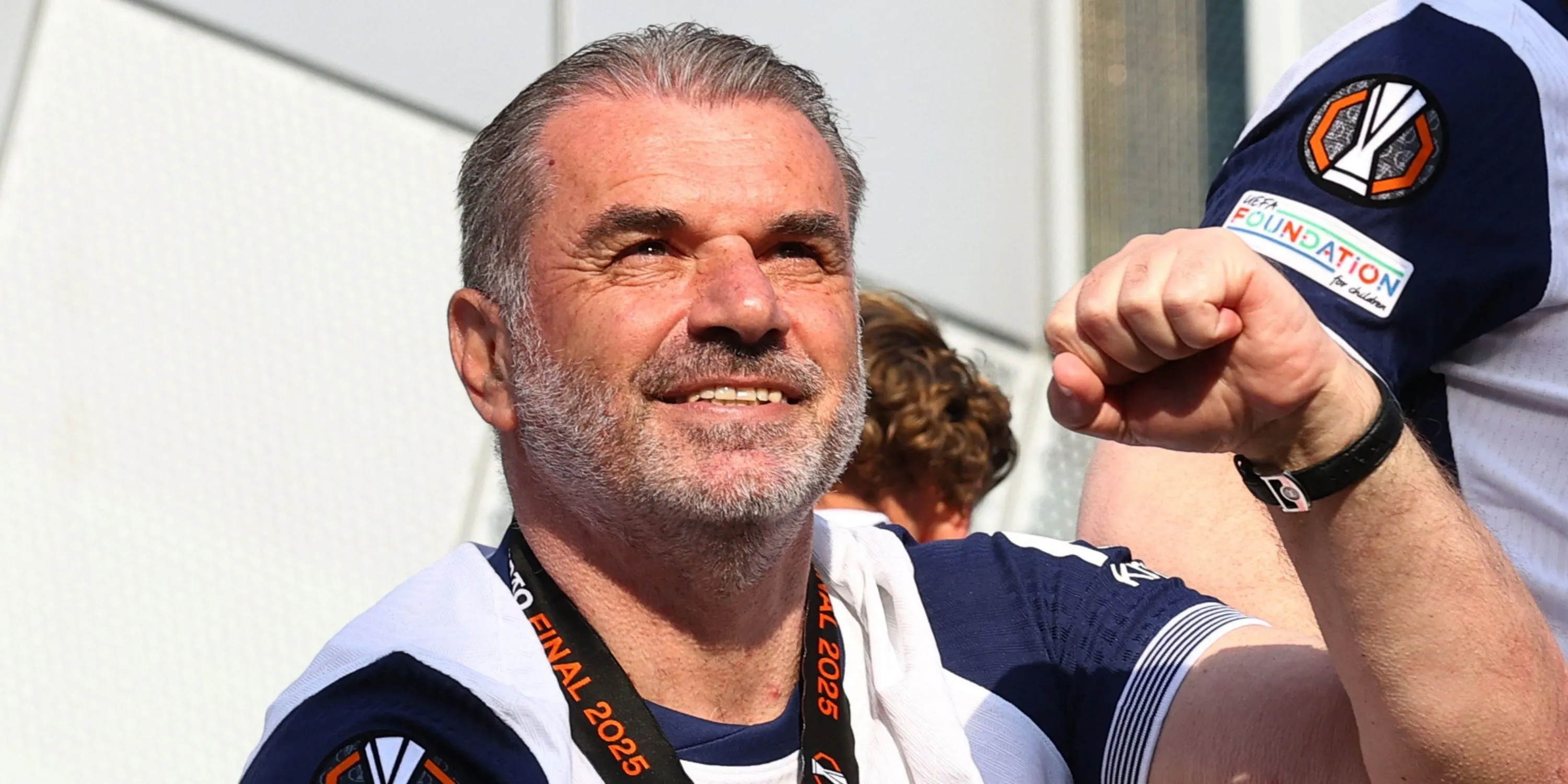 HLV Ange Postecoglou chỉ đạo trận đấu của Tottenham tại Premier League