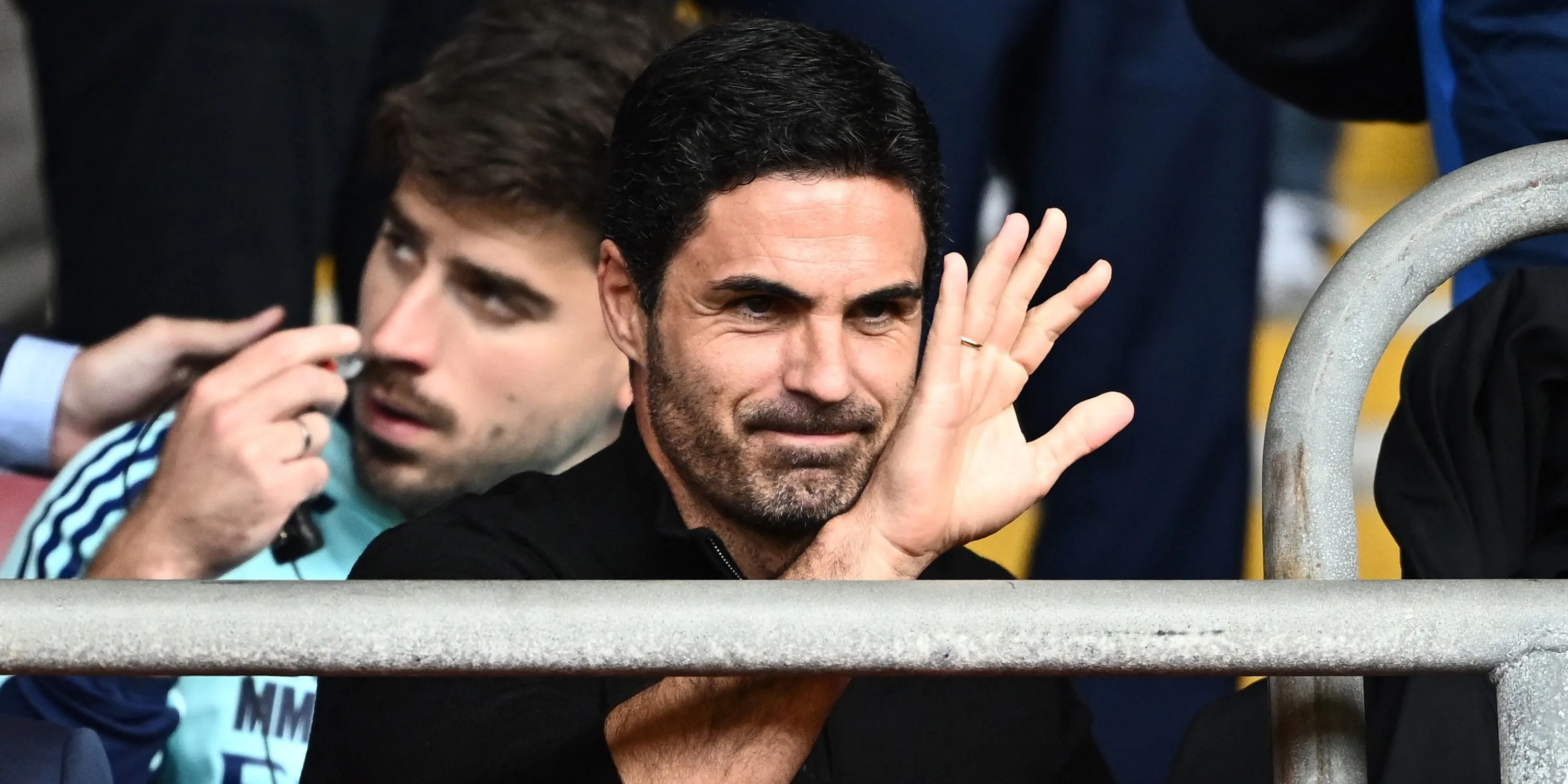 HLV Mikel Arteta chỉ đạo trận đấu, thể hiện sự cần thiết tăng cường lực lượng cho Arsenal