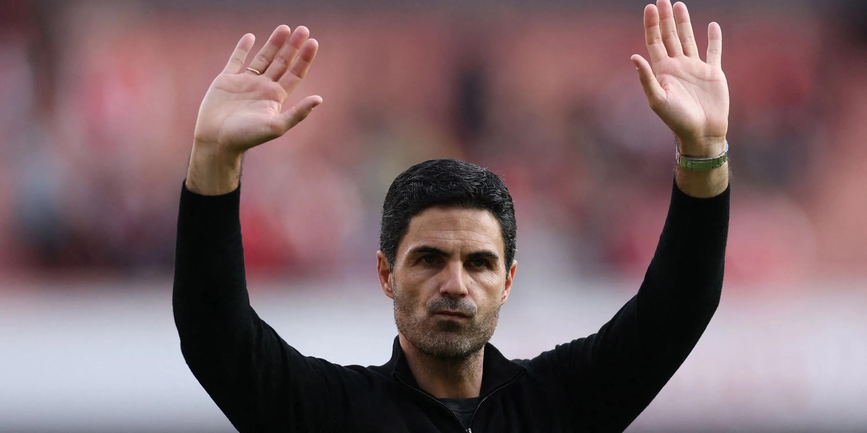 HLV Mikel Arteta của Arsenal vỗ tay cảm ơn người hâm mộ
