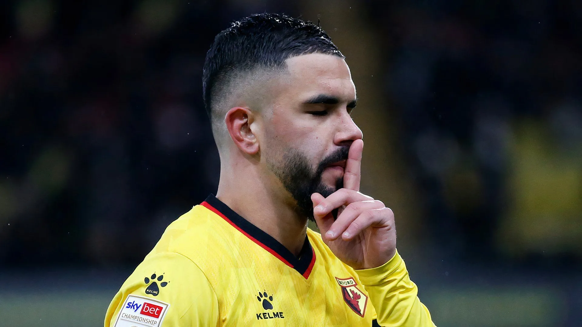 Imran Louza, tiền vệ của Watford, đang kiểm soát bóng
