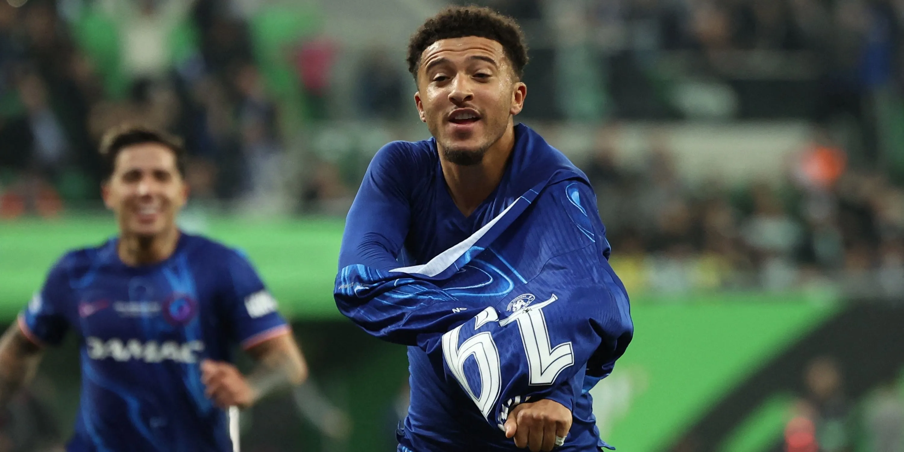 Jadon Sancho trong màu áo Chelsea ăn mừng bàn thắng