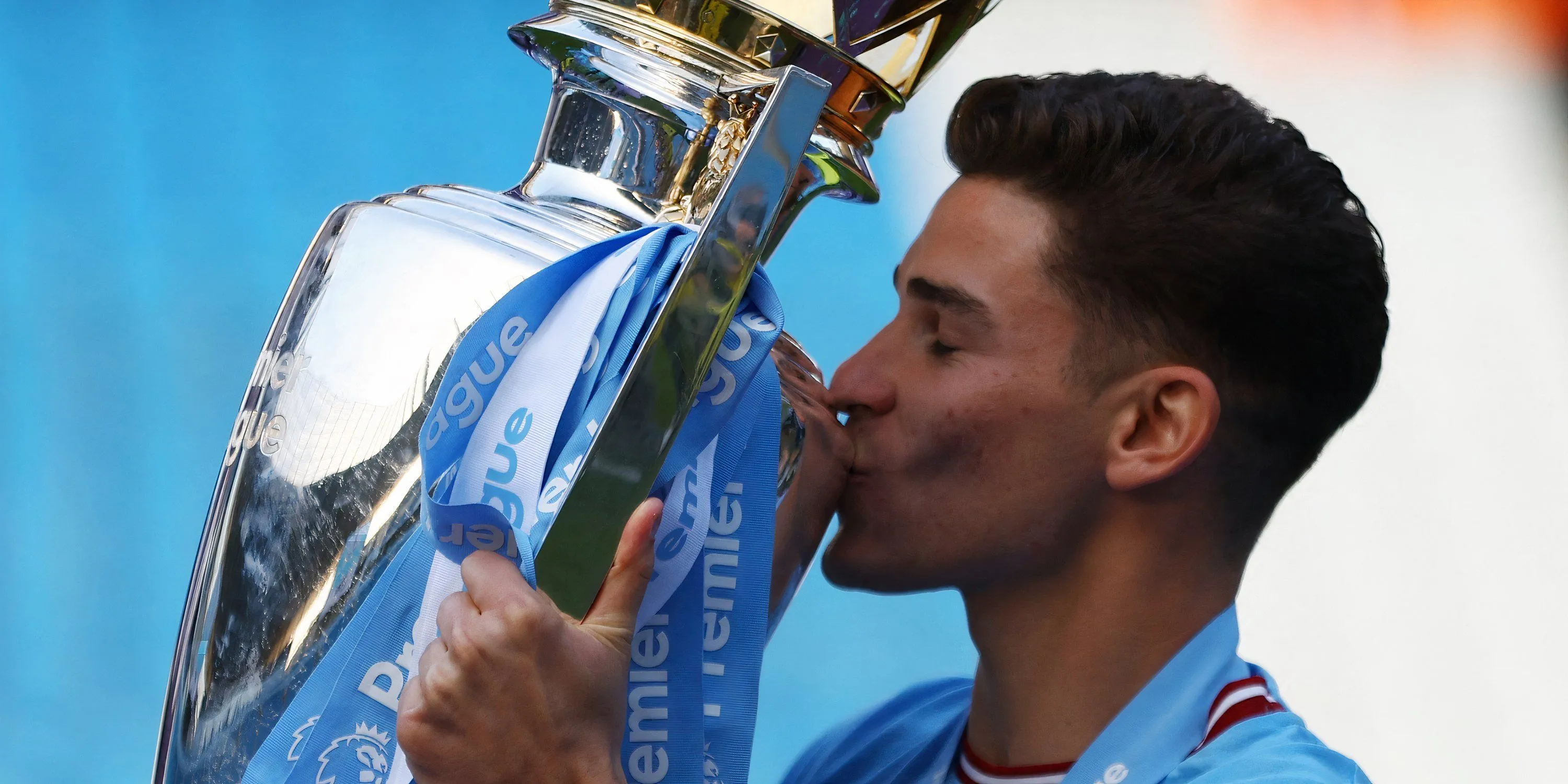 Julian Alvarez cùng cúp Premier League tại Man City