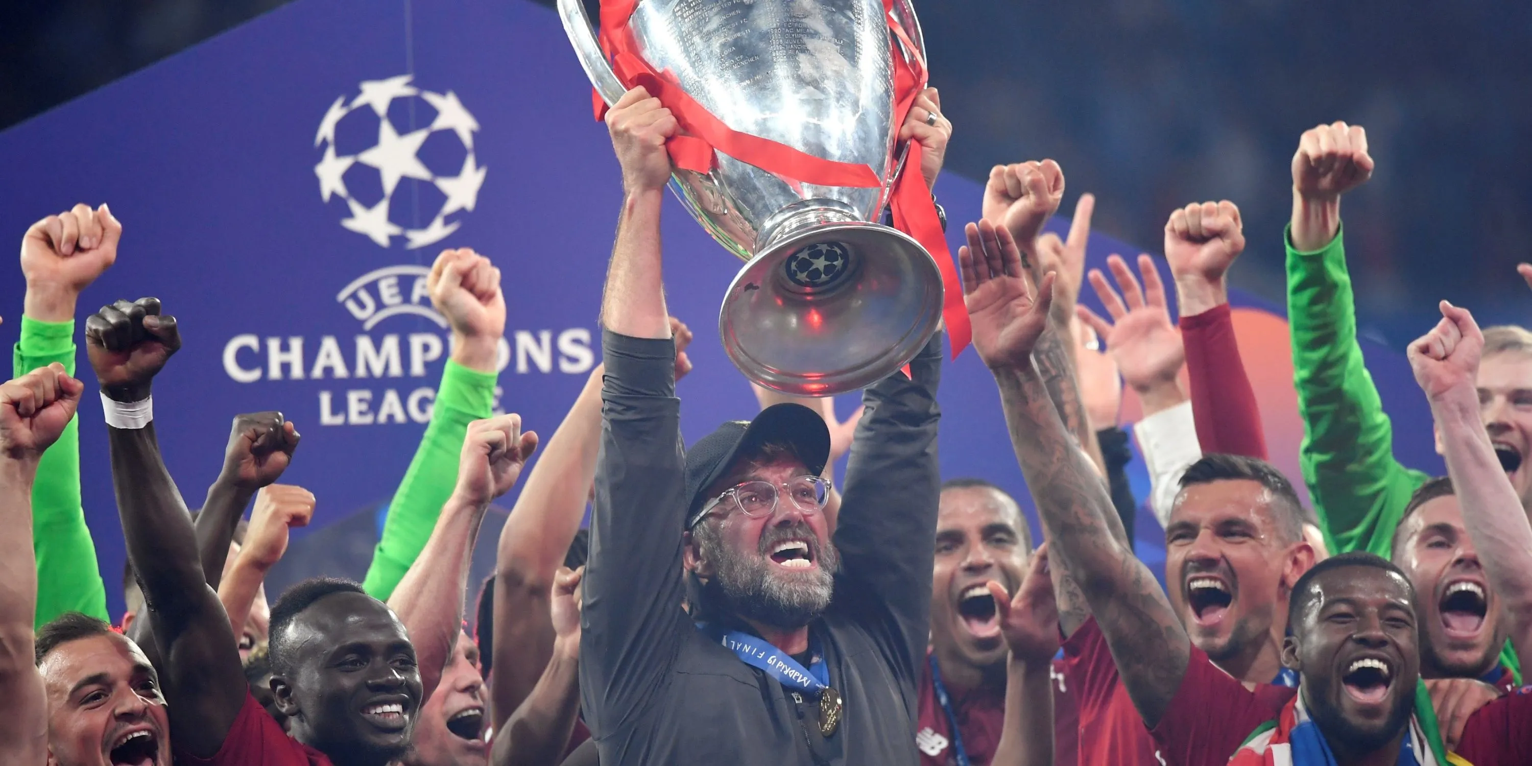 Jurgen Klopp nâng cao chiếc cúp Champions League