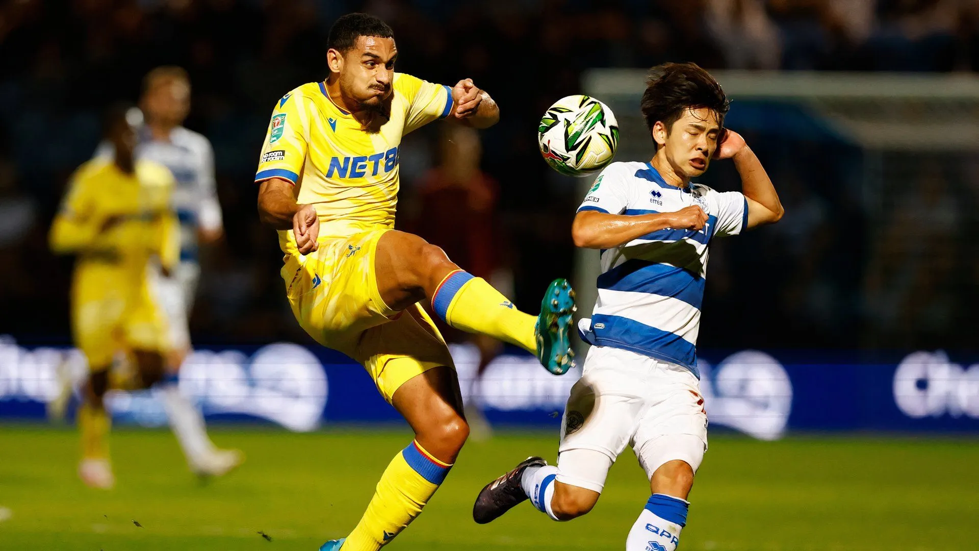 Koki Saito xử lý bóng trong trận đấu của QPR