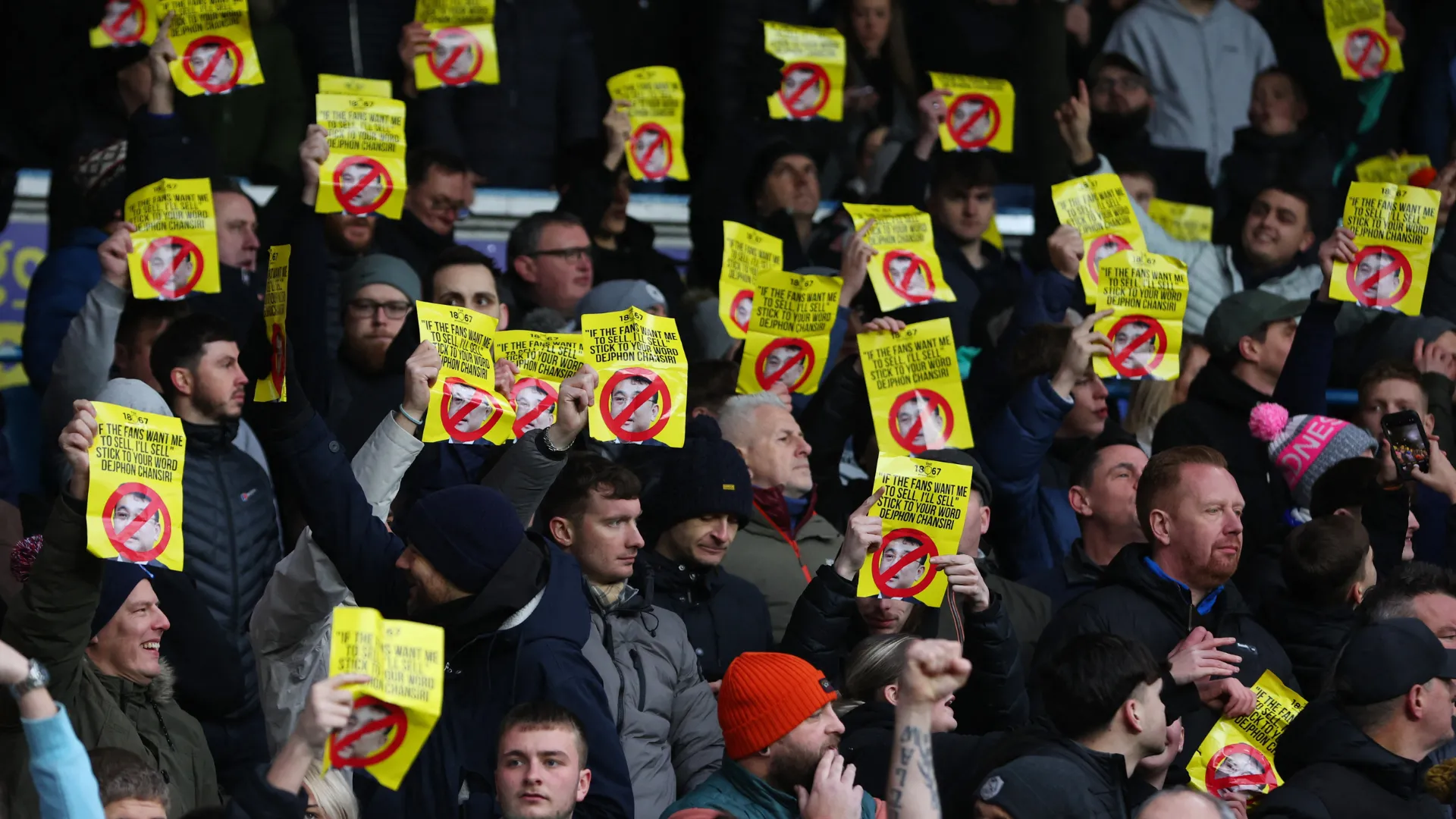 Người hâm mộ Sheffield Wednesday biểu tình phản đối chủ sở hữu Dejphon Chansiri trong bối cảnh CLB nhận đề nghị mua lại